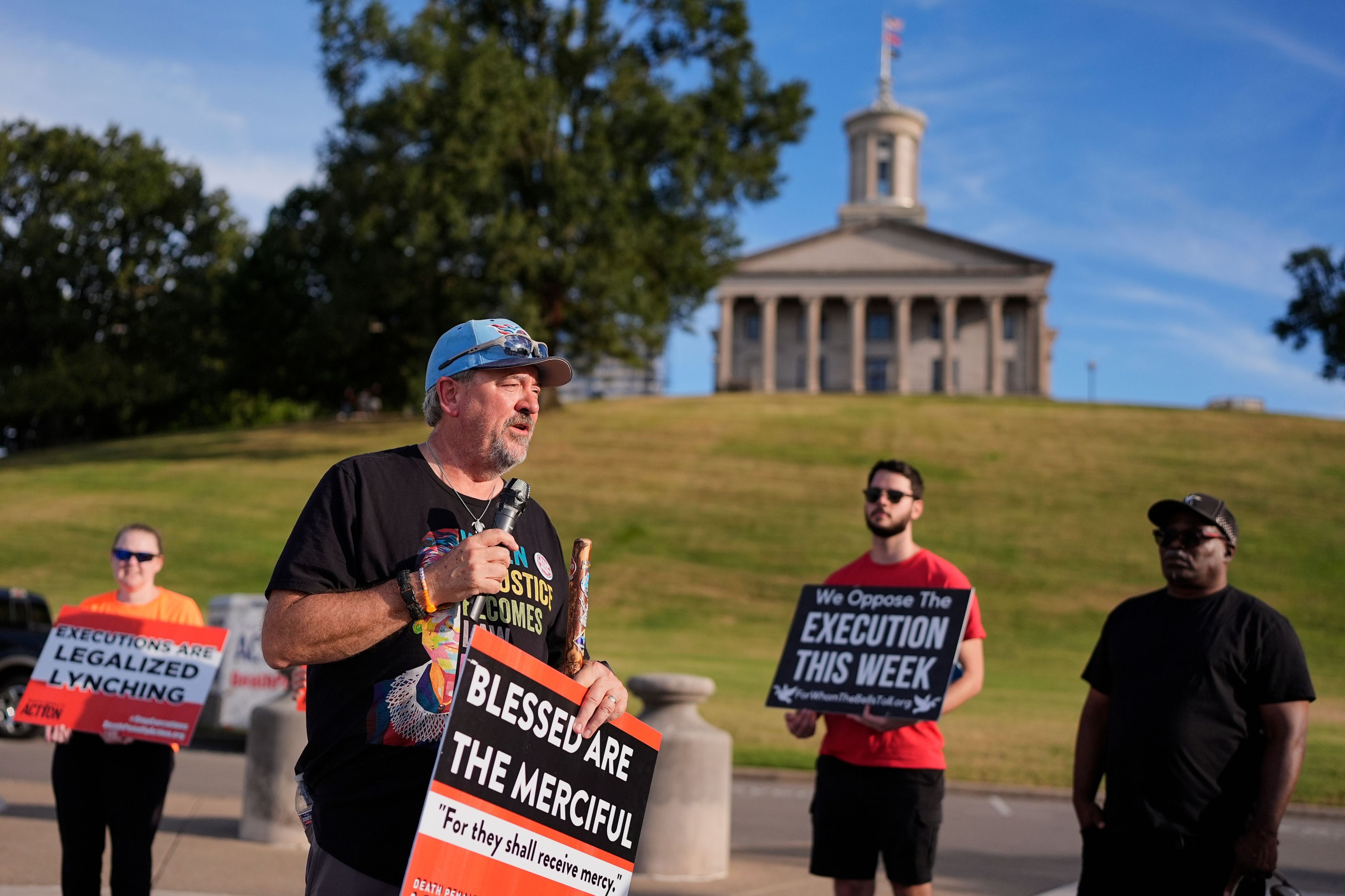 Pastor Kevin Riggs (vorne) hält eine Rede während einer „March 4 Mercy“-Demonstration gegen die Todesstrafe vor dem Tennessee State Capitol, im Vorfeld der für den 30.09.2026 angesetzten Hinrichtung von Christa Pike.