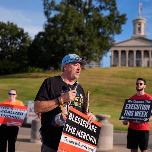 Pastor Kevin Riggs (vorne) hält eine Rede während einer „March 4 Mercy“-Demonstration gegen die Todesstrafe vor dem Tennessee State Capitol, im Vorfeld der für den 30.09.2026 angesetzten Hinrichtung von Christa Pike.