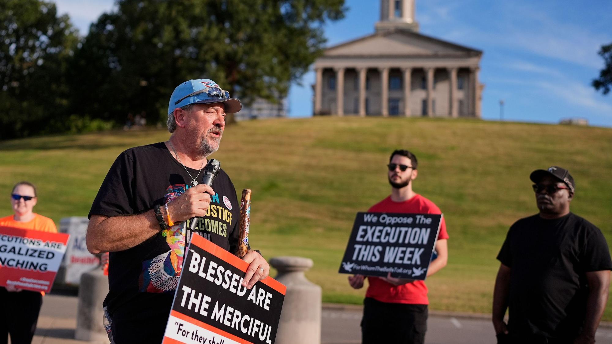 Pastor Kevin Riggs (vorne) hält eine Rede während einer „March 4 Mercy“-Demonstration gegen die Todesstrafe vor dem Tennessee State Capitol, im Vorfeld der für den 30.09.2026 angesetzten Hinrichtung von Christa Pike.