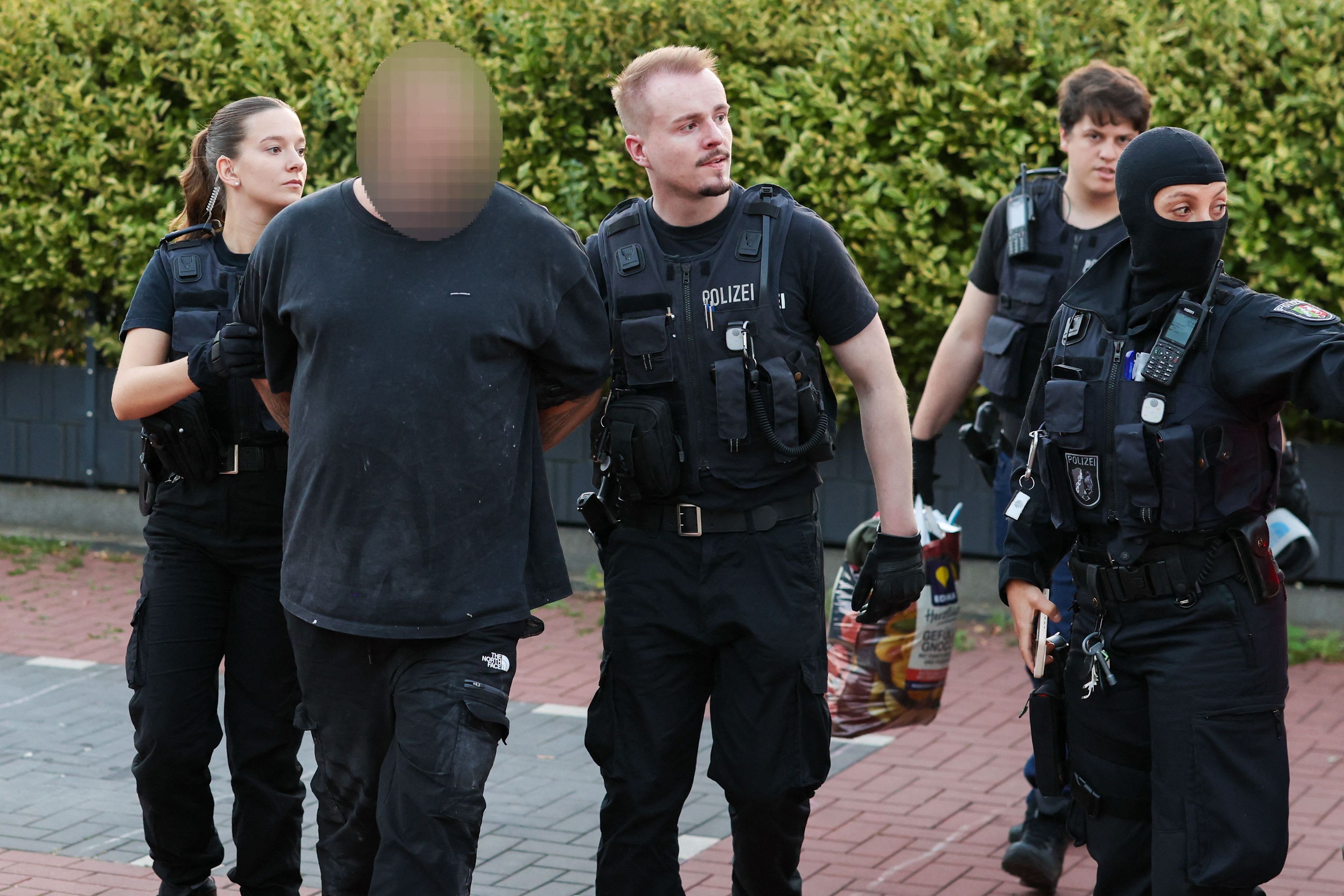 Die Polizei führt einen Mann aus dem Umfeld der „Hells Angels“ ab.