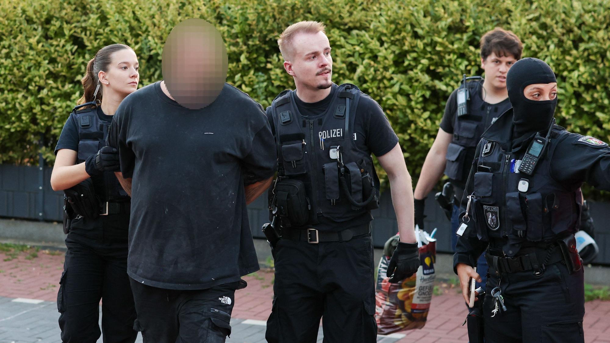 Die Polizei führt einen Mann aus dem Umfeld der „Hells Angels“ ab.