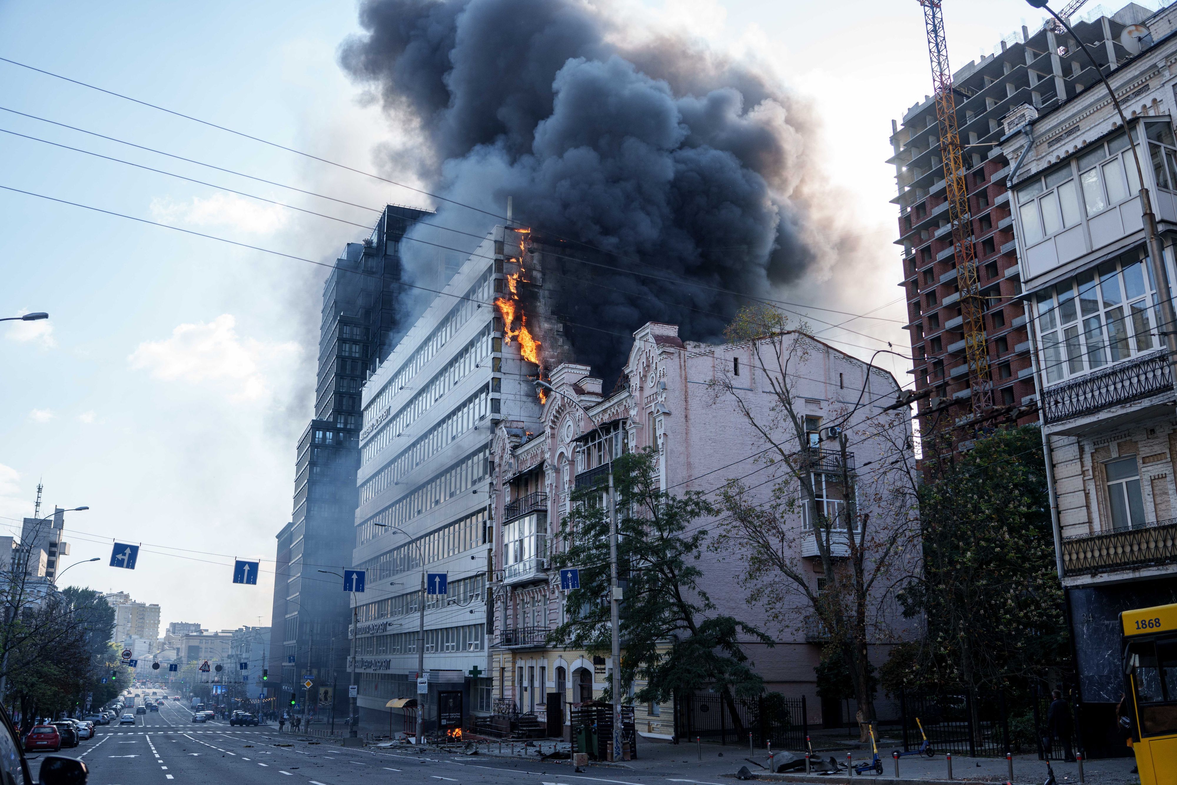 Ein Krankenhaus brennt nach einem russischen Drohnenangriff auf die Innenstadt von Kiew. (Archivbild)
