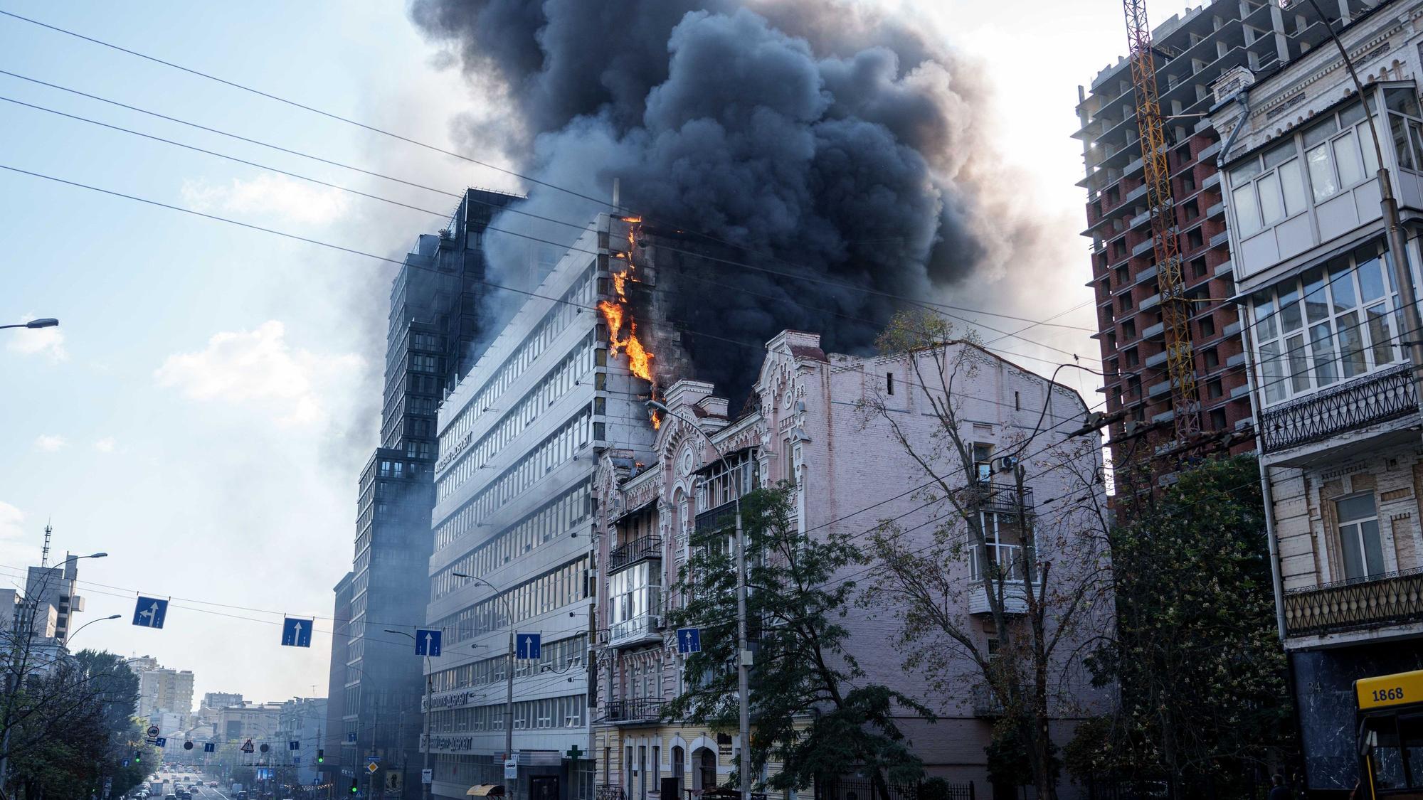 Ein Krankenhaus brennt nach einem russischen Drohnenangriff auf die Innenstadt von Kiew. (Archivbild)