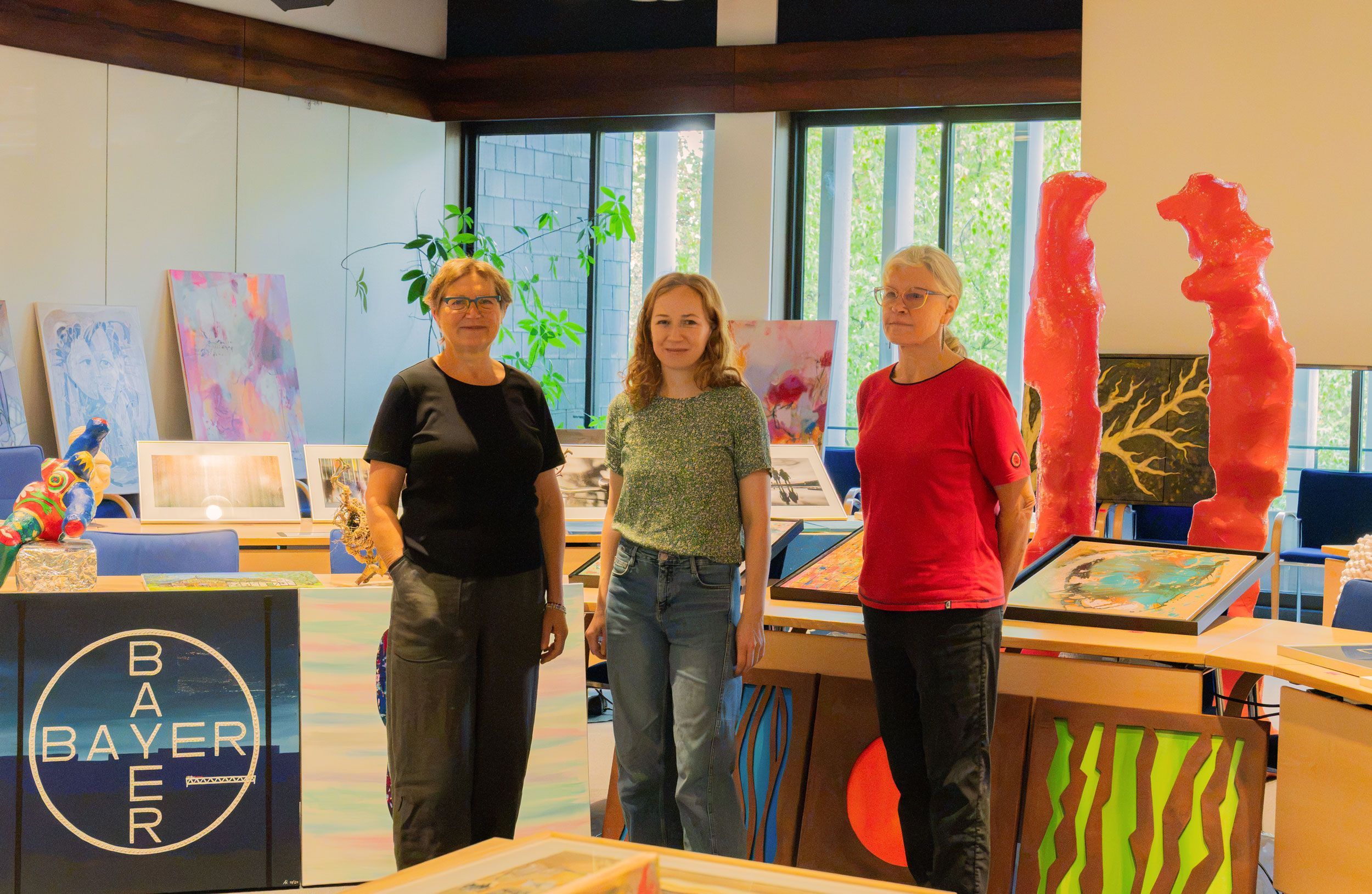 Judith Funk (v.l.), Anika Bruns und Tessa Ziemssen haben 37 Werke ausgewählt.
