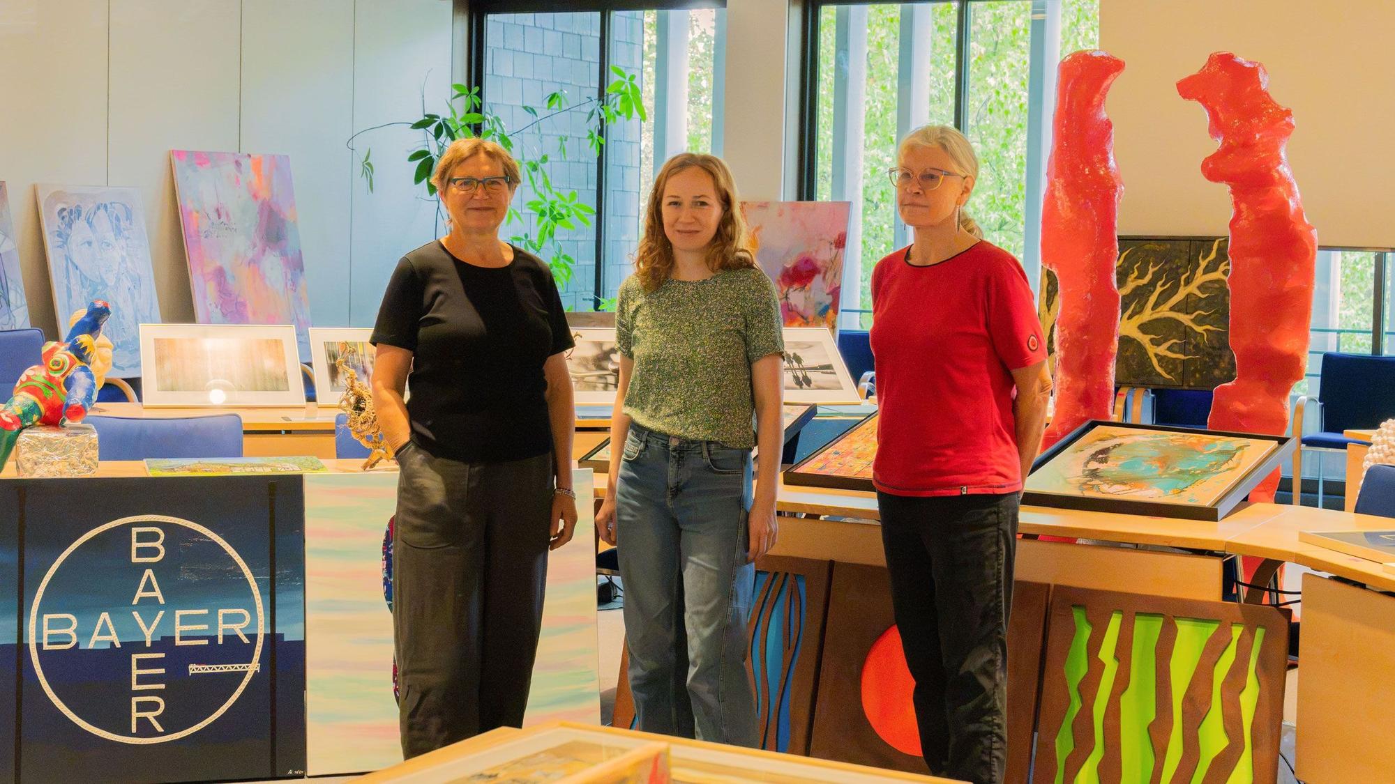 Judith Funk (v.l.), Anika Bruns und Tessa Ziemssen haben 37 Werke ausgewählt.
