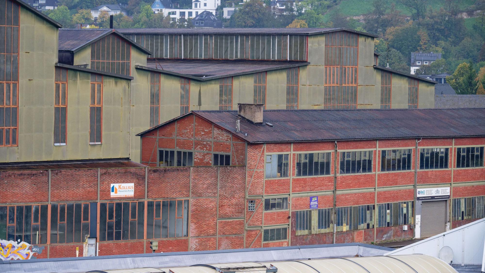 Ehemalige Fabrikhallen des Stahlkonzerns Hoesch stehen in Attendorn an der Bigge.