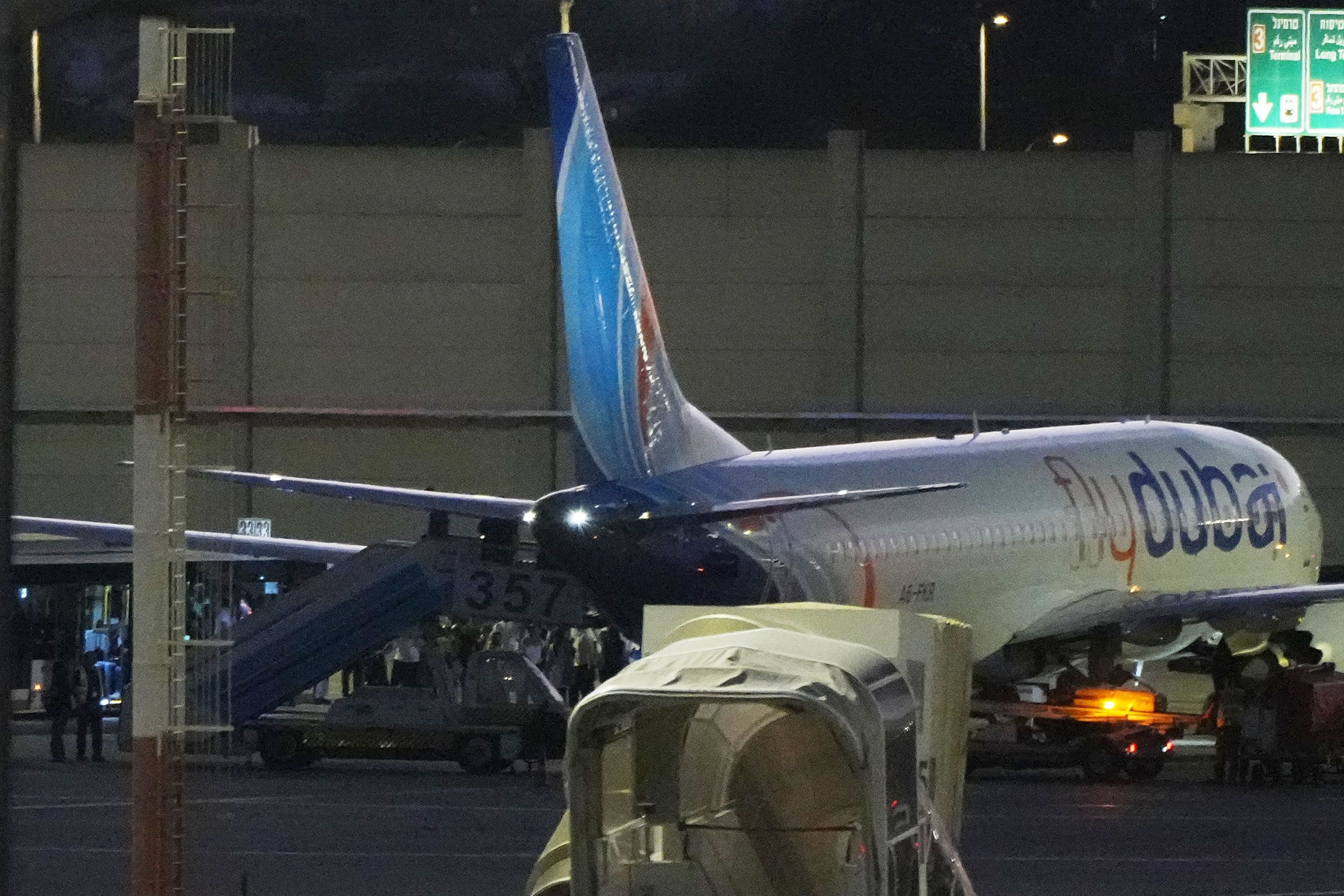 Passagiere verlassen eine Maschine von FlyDubai; an Bord befinden sich israelische Fluggäste, die zuvor in einem anderen Flugzeug derselben Fluggesellschaft gereist waren, das in Saudi-Arabien notgelandet war.