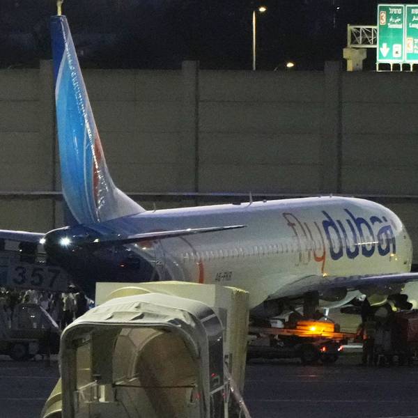 Passagiere verlassen eine Maschine von FlyDubai; an Bord befinden sich israelische Fluggäste, die zuvor in einem anderen Flugzeug derselben Fluggesellschaft gereist waren, das in Saudi-Arabien notgelandet war.