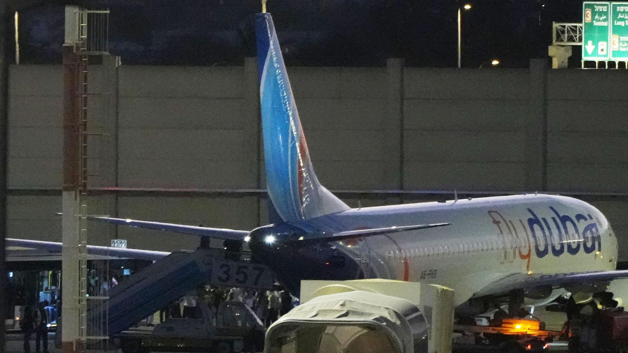 Passagiere verlassen eine Maschine von FlyDubai; an Bord befinden sich israelische Fluggäste, die zuvor in einem anderen Flugzeug derselben Fluggesellschaft gereist waren, das in Saudi-Arabien notgelandet war.
