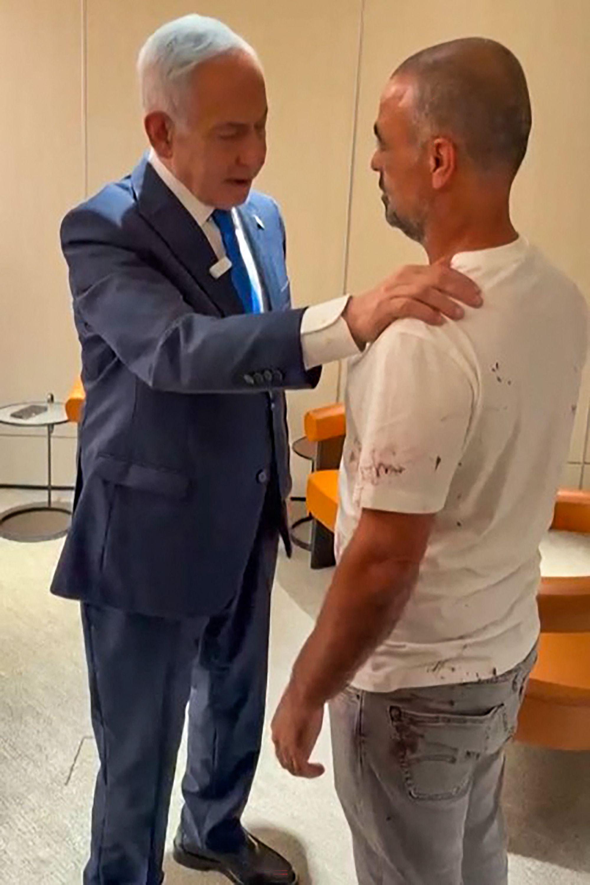 Dieser Screenshot aus einem vom Büro des israelischen Ministerpräsidenten veröffentlichten Videomaterial zeigt den israelischen Ministerpräsidenten Benjamin Netanjahu (links) bei einem Treffen mit einem Passagier namens Yaniv. Er ist einer der Passagiere, denen es gelungen war, den Angreifer des Flydubai-Flugzeugs zu stoppen.