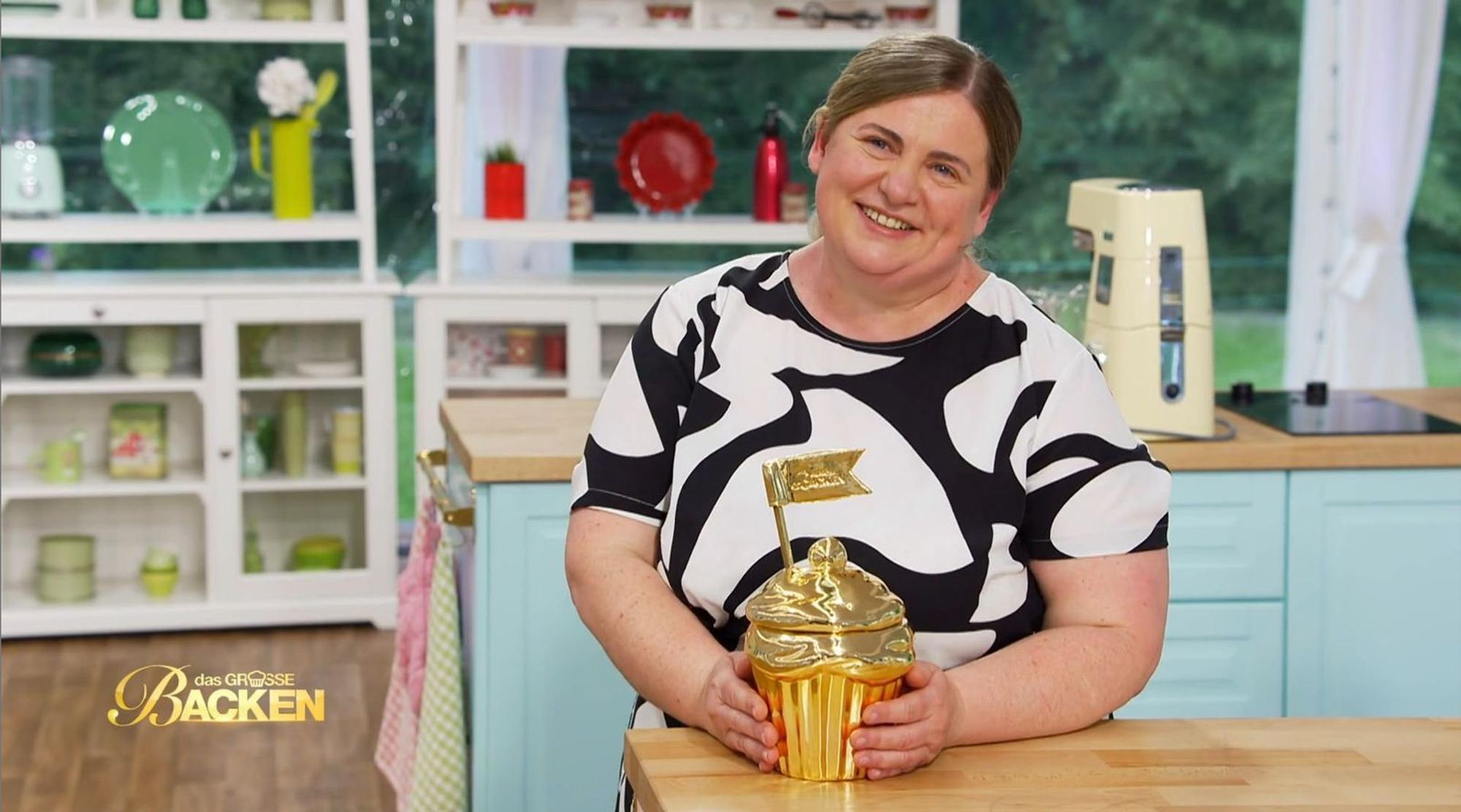 Oxana kann sich bei „Das große Backen“ den goldenen Cupcake und die Gewinnsumme von 10.000 Euro sichern. (Bild: Joyn+)
