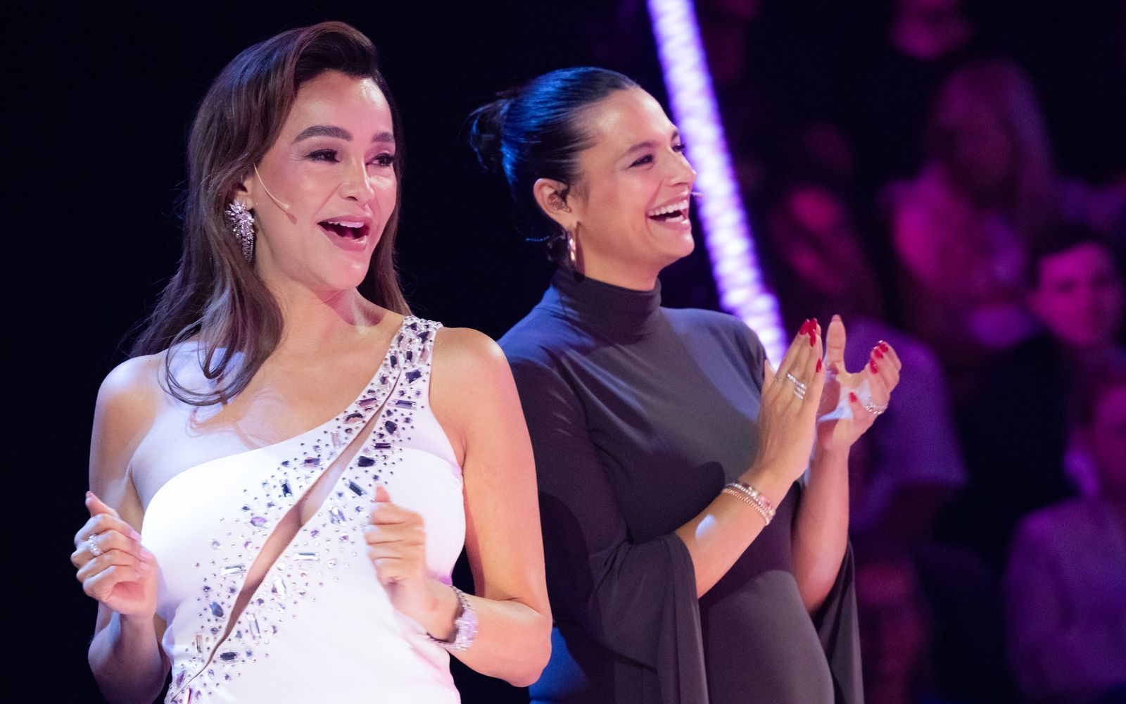 Große Performances, große Begeisterung im Rateteam bei Verona Pooth (links) und Amira Aly. Bei einem Promi-Auftritt bei „The Masked Singer“ (ProSieben) stockte Verona allerdings der Atem. (Bild: Joyn/Michael Kötschau)