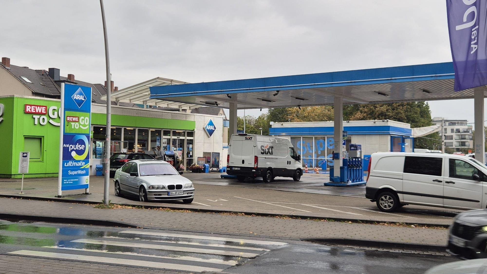 Blick auf die Aral-Tankstelle in Siegburg. Trotz des neuen Tankrabatts kam es am Donnerstagmorgen zu keinen langen Schlangen.
