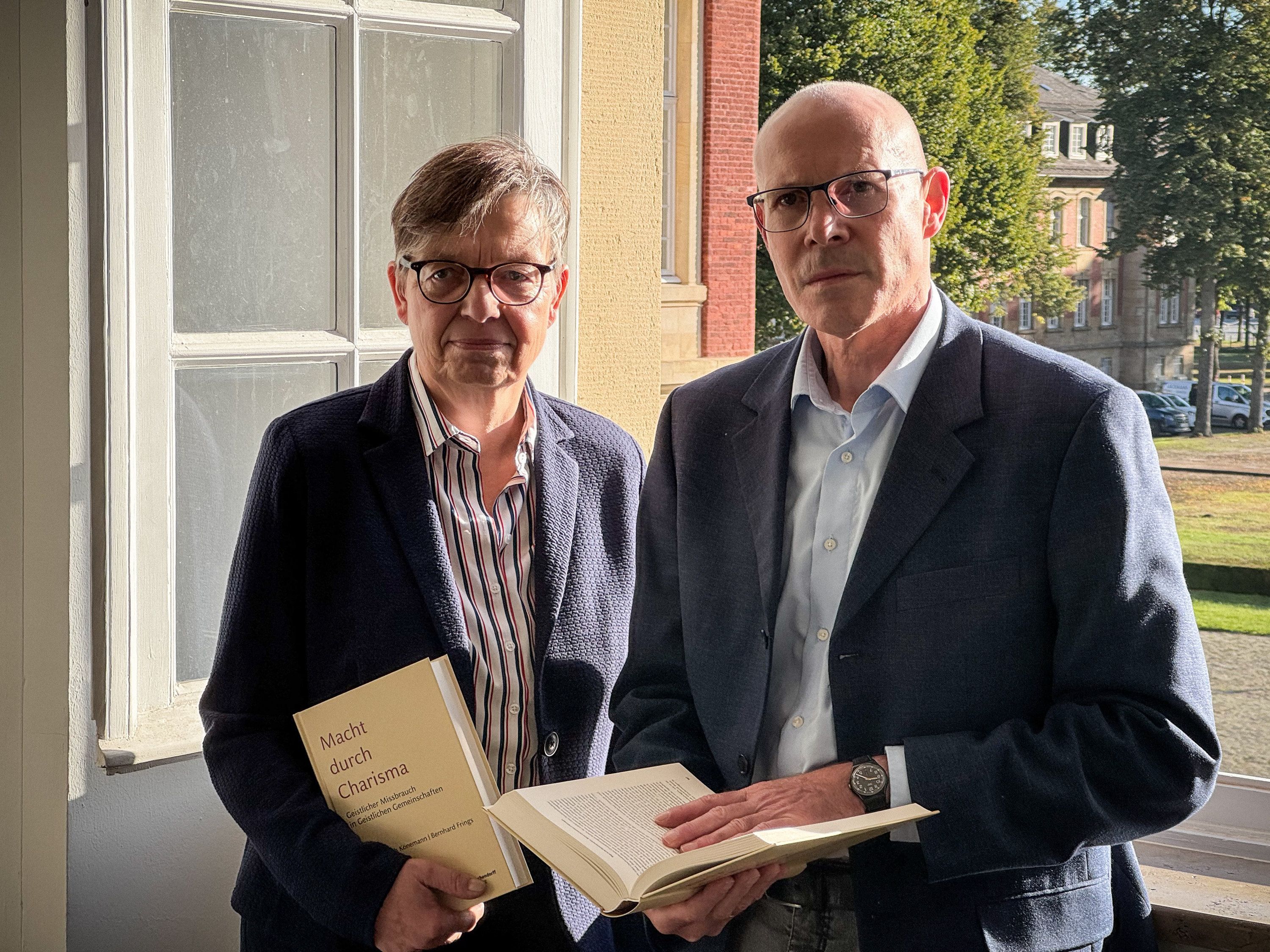 Judith Könemann, Professorin für Religionspädagogik (l.), und Thomas Frings, Historiker an der Universität Münster, mit ihrer Studie zu geistlichem Missbrauch in Geistlichen Gemeinschaften, am 25. September 2026 in Münster.