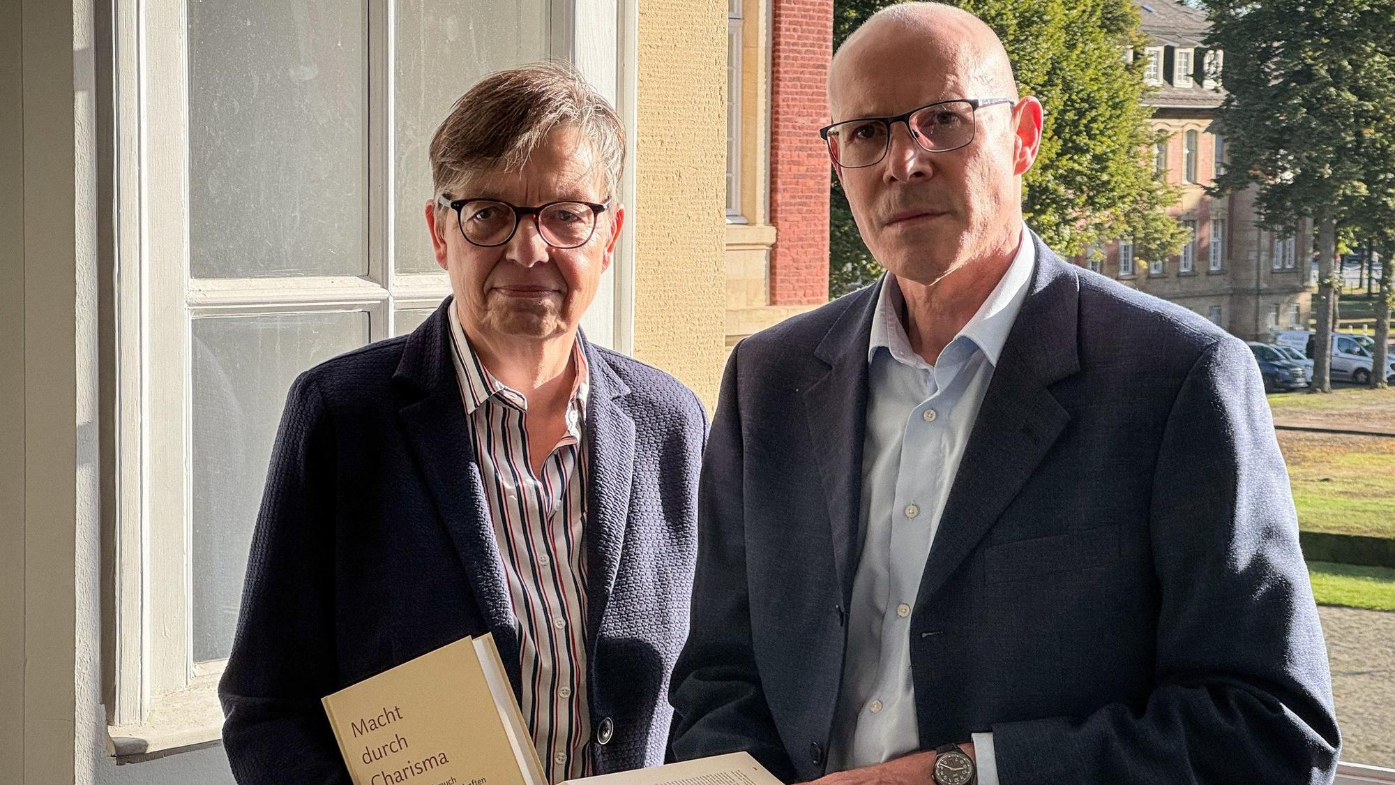 Judith Könemann, Professorin für Religionspädagogik (l.), und Thomas Frings, Historiker an der Universität Münster, mit ihrer Studie zu geistlichem Missbrauch in Geistlichen Gemeinschaften, am 25. September 2026 in Münster.