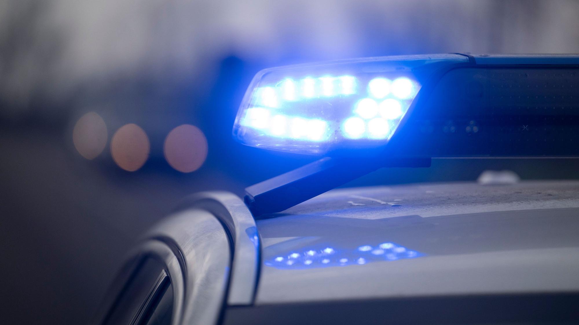 PRODUKTION - 17.12.2025, Baden-Württemberg, Kehl: Ein Blaulicht blinkt während eines Fototermins mit der Deutschen Presse-Agentur (dpa) an einem Einsatzfahrzeug der Polizei. (zu dpa: «Fahranfänger kracht in Motorrad - ein Toter») Foto: Marijan Murat/dpa +++ dpa-Bildfunk +++