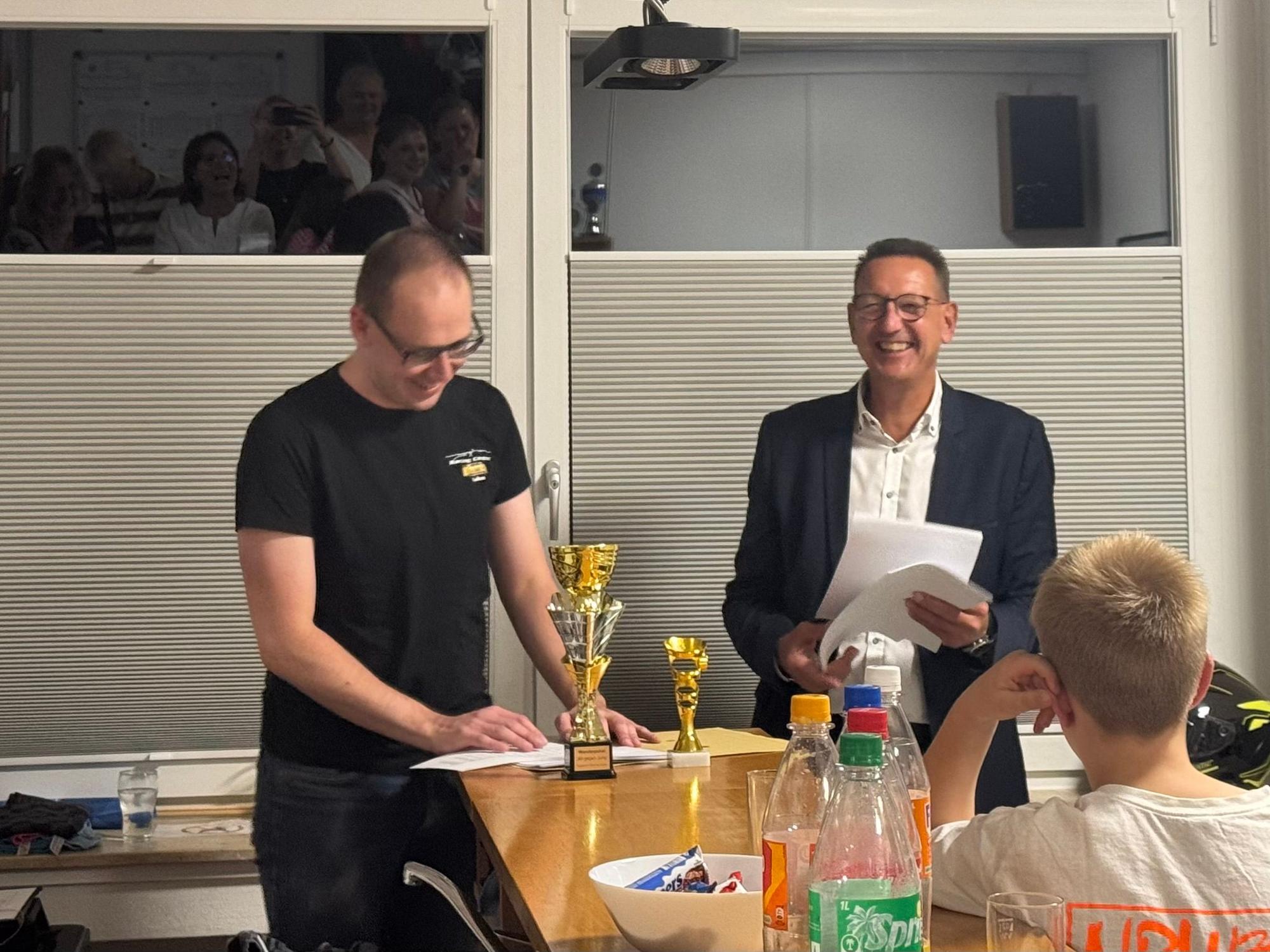 Rennleiter Lukas vom Dorp (links) und Burscheids Bürgermeister Dirk Runge verliehen die Urkunden und den Pokal.