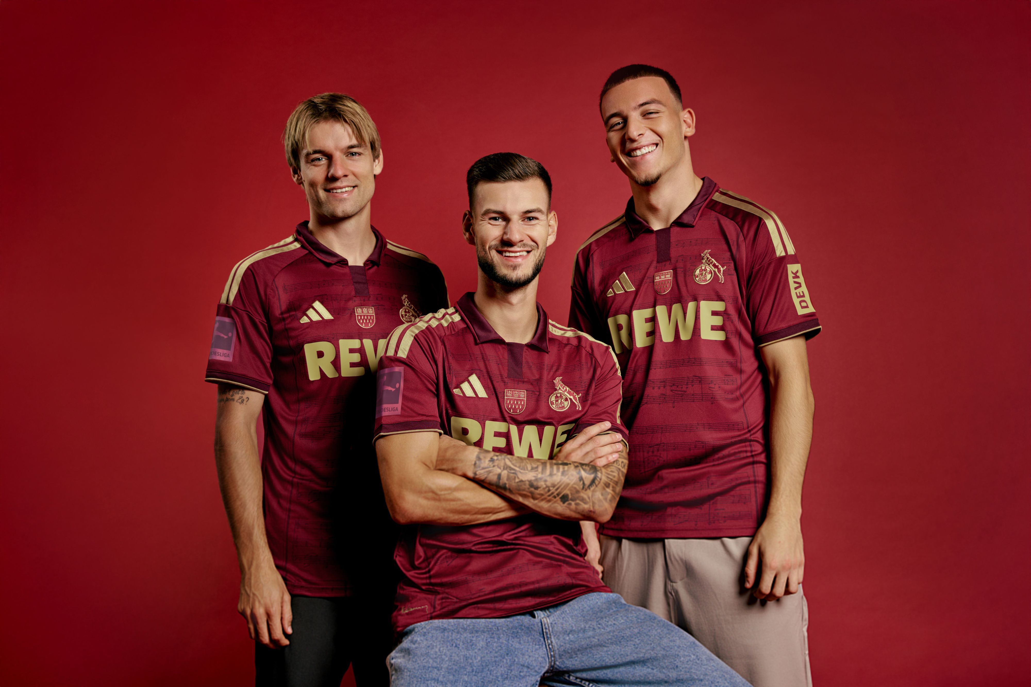 Borna Sosa, Tom Krauß und Said El Mala posieren im neuen Ostermann-Trikot des 1. FC Köln.