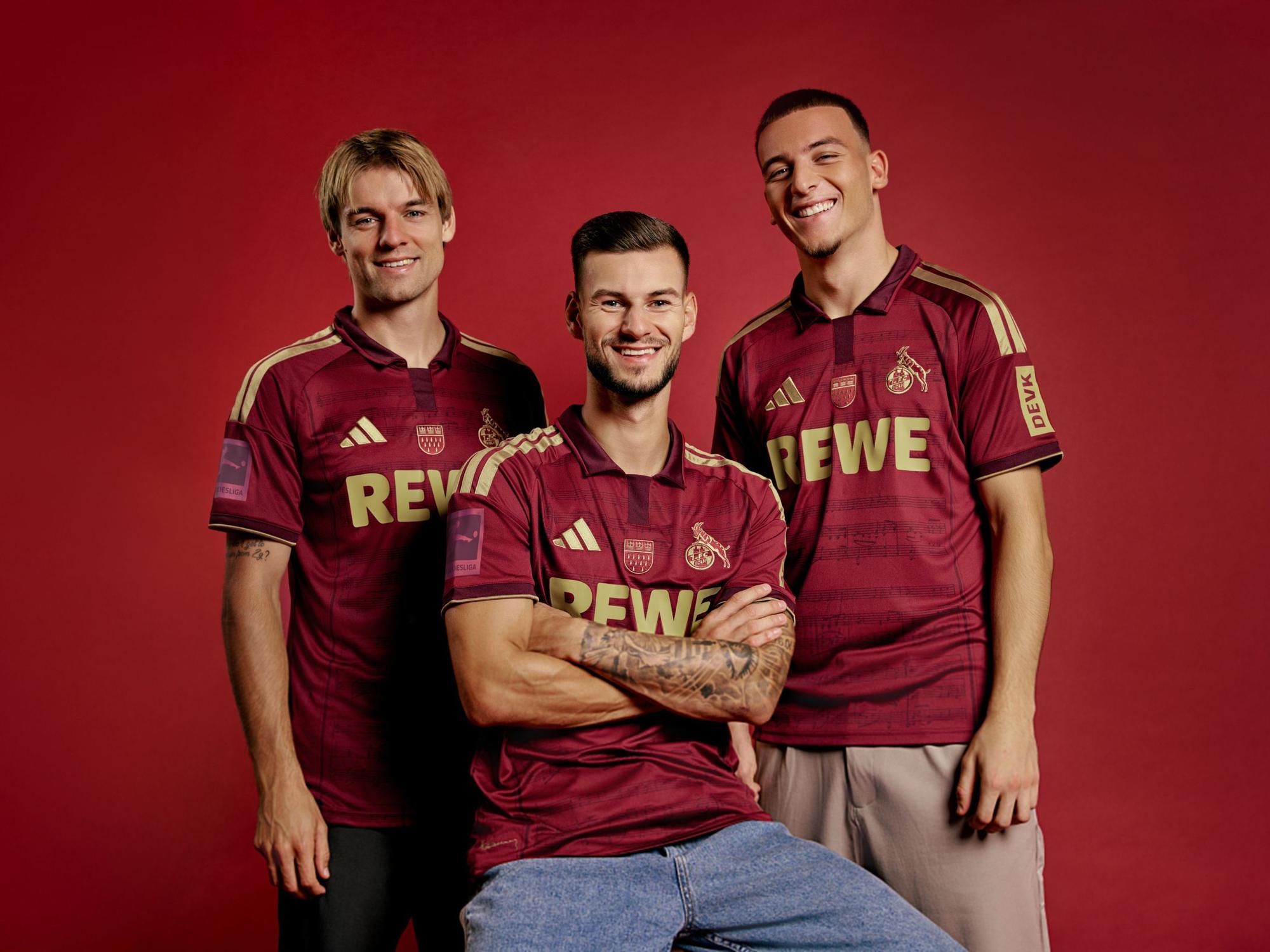 Borna Sosa, Tom Krauß und Said El Mala posieren im neuen Ostermann-Trikot des 1. FC Köln.