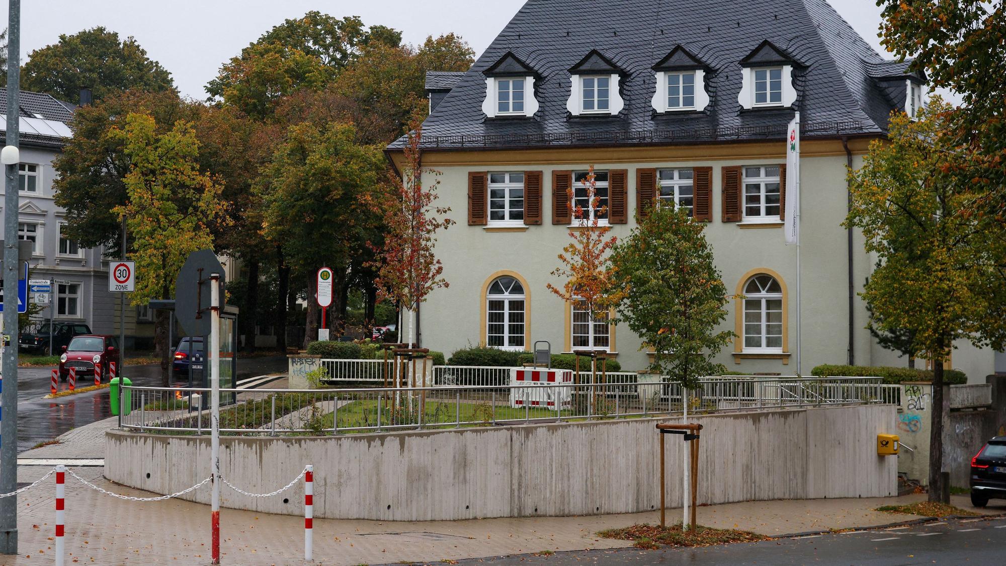 Die Kosten für die Sanierung einer Mauer an der Winkhäuser Straße in Lüdenscheid, die einen kleinen Park umrahmt, sind im Zuge der Sanierung von etwa 140.000 Euro auf ca. 335.000 Euro gestiegen.