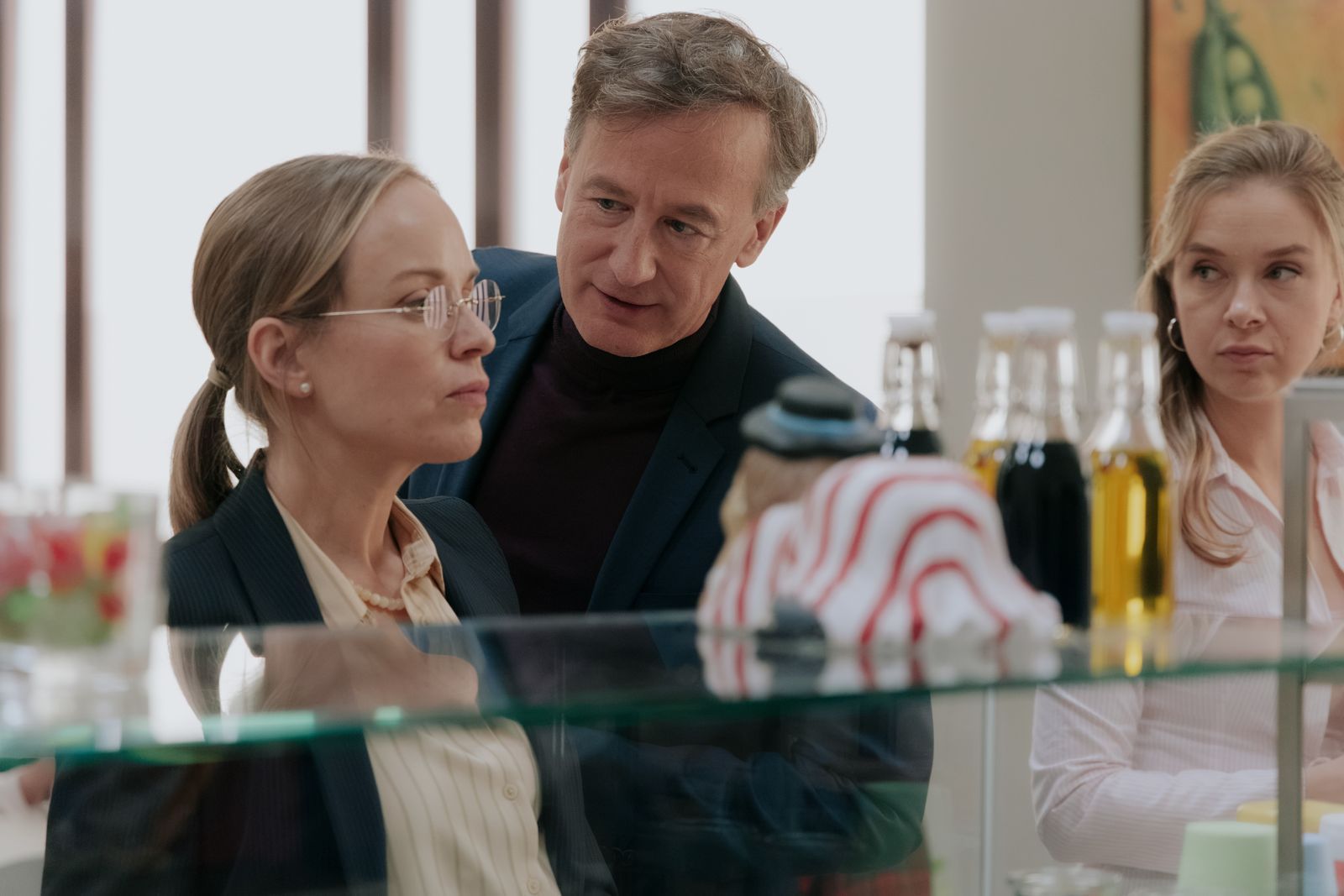Melissa (Anna Herrmann, rechts) hat so gar keine Lust auf ihren Job. Jetzt hat Amtsleiter Schulenberg (Jan Henrik Stahlberg) aber Ronja (Friederike Kempter) angestellt, damit sie die Abteilung auf Vordermann bringt. (Bild: ZDF/Sofia Velasquez)