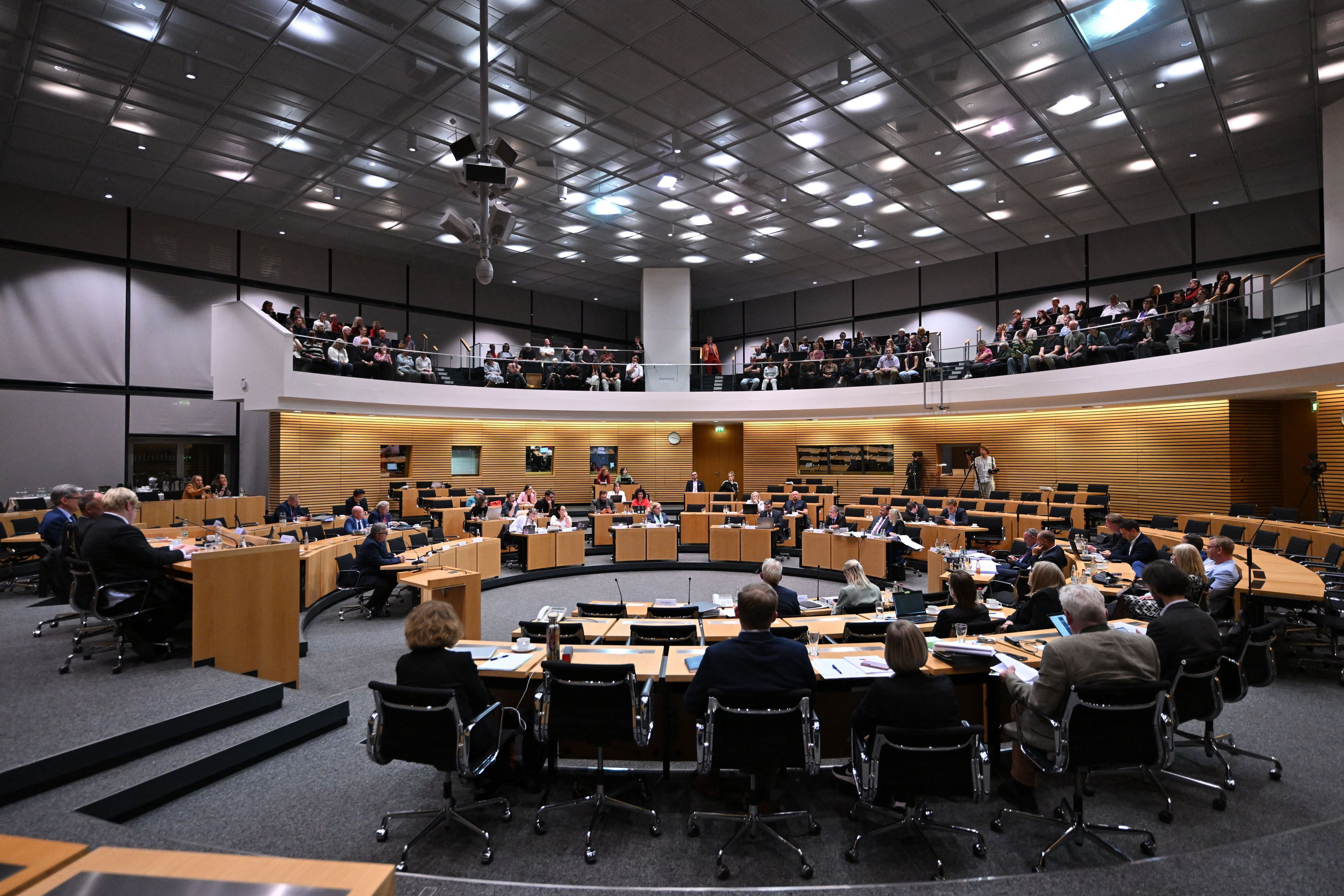 Der Plenarsaal des Thüringer Landtags während einer mündlichen Anhörung zu einem Parteiverbotsverfahren gegen die AfD auf Bundesebene mit Schauspieler Hape Kerkeling (Mitte, l).