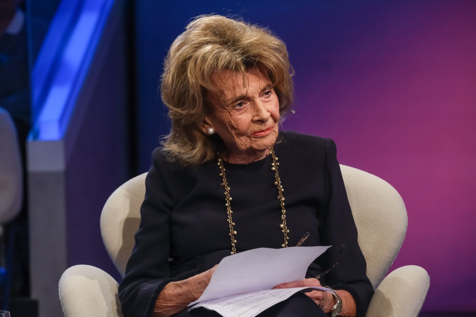 Auch Charlotte Knobloch kritisiert die Entscheidung in Heidenau: „Ich bin zufrieden, wenn Leute an Orten in ihrer Stadt gedenken, und nicht auf den Friedhöfen.“ (Bild: WDR / Oliver Ziebe)