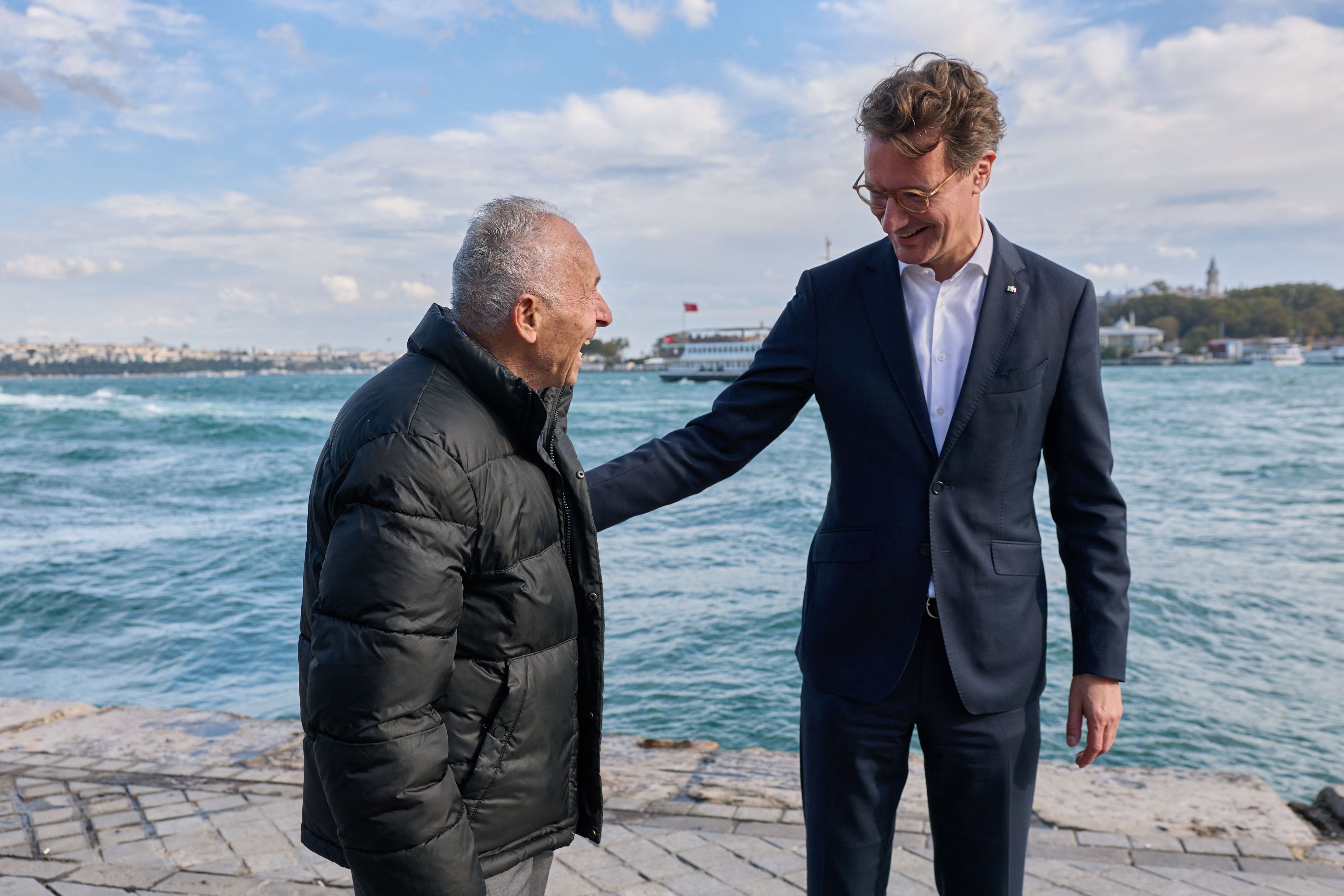 Istanbul: Hendrik Wüst (CDU), Ministerpräsident von Nordrhein-Westfalen, und Sabri Aydin machen einen Rundgang am Bosporus. Der 91-Jährige kam 1961 als einer der ersten sogenannten Gastarbeiter aus der Türkei nach Deutschland.