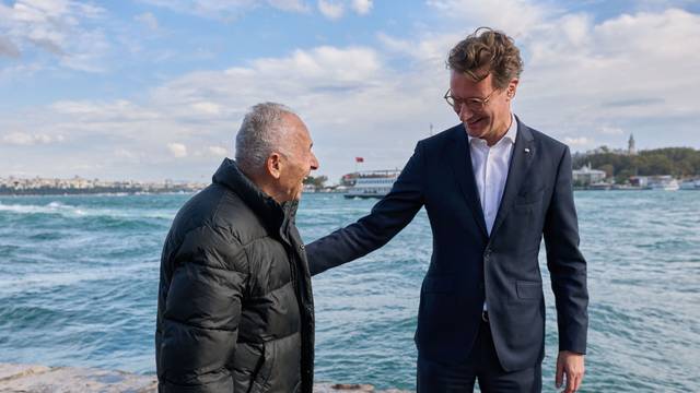 Istanbul: Hendrik Wüst (CDU), Ministerpräsident von Nordrhein-Westfalen, und Sabri Aydin machen einen Rundgang am Bosporus. Der 91-Jährige kam 1961 als einer der ersten sogenannten Gastarbeiter aus der Türkei nach Deutschland.