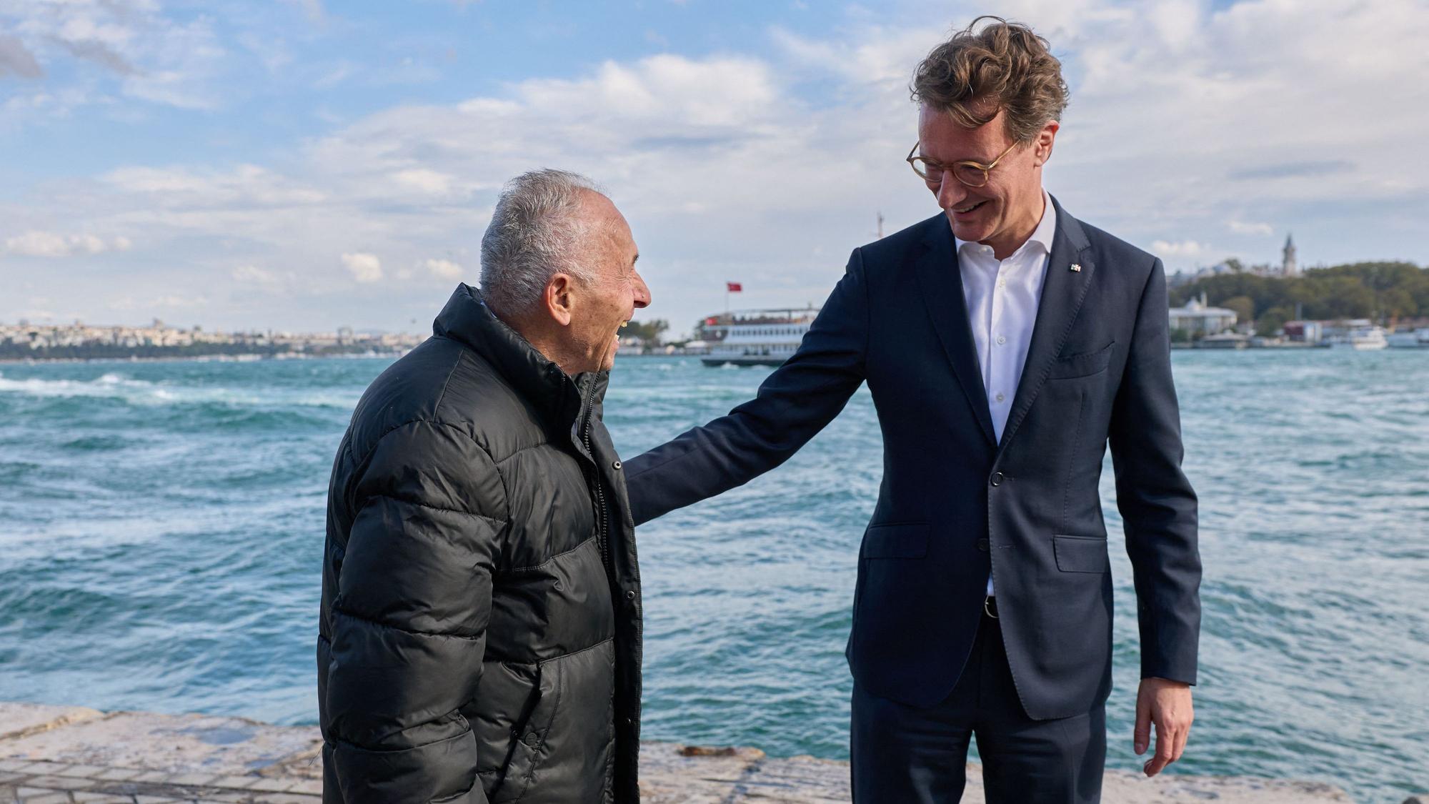 Istanbul: Hendrik Wüst (CDU), Ministerpräsident von Nordrhein-Westfalen, und Sabri Aydin machen einen Rundgang am Bosporus. Der 91-Jährige kam 1961 als einer der ersten sogenannten Gastarbeiter aus der Türkei nach Deutschland.