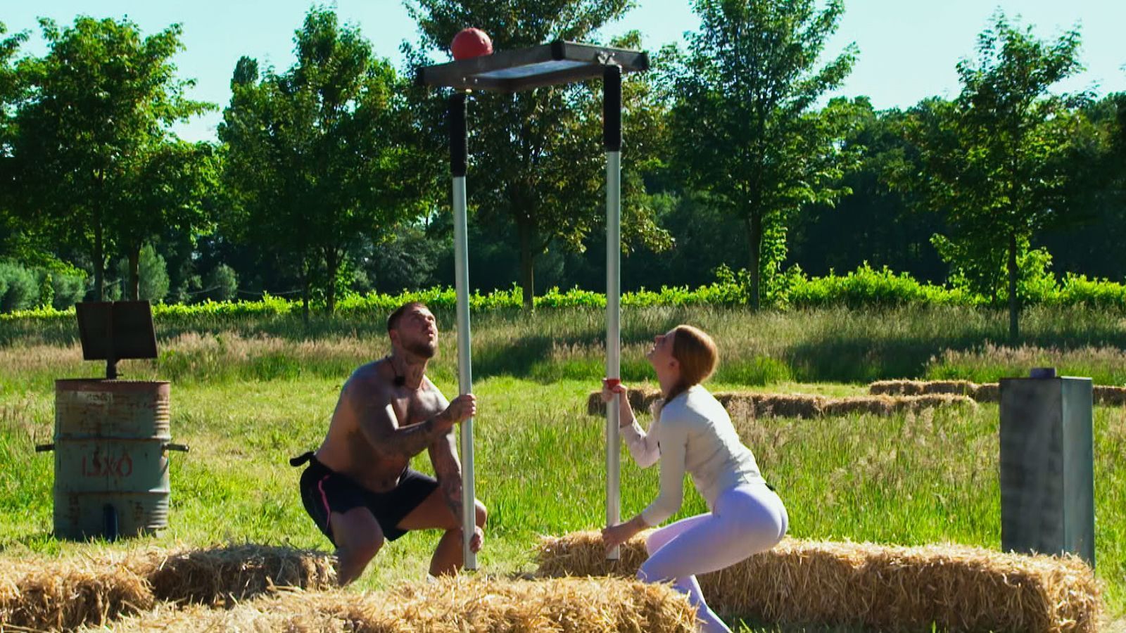 Das Balance-Spiel bricht Nico (links, mit Freundin Laura) entnervt ab.  (Bild: RTL)
