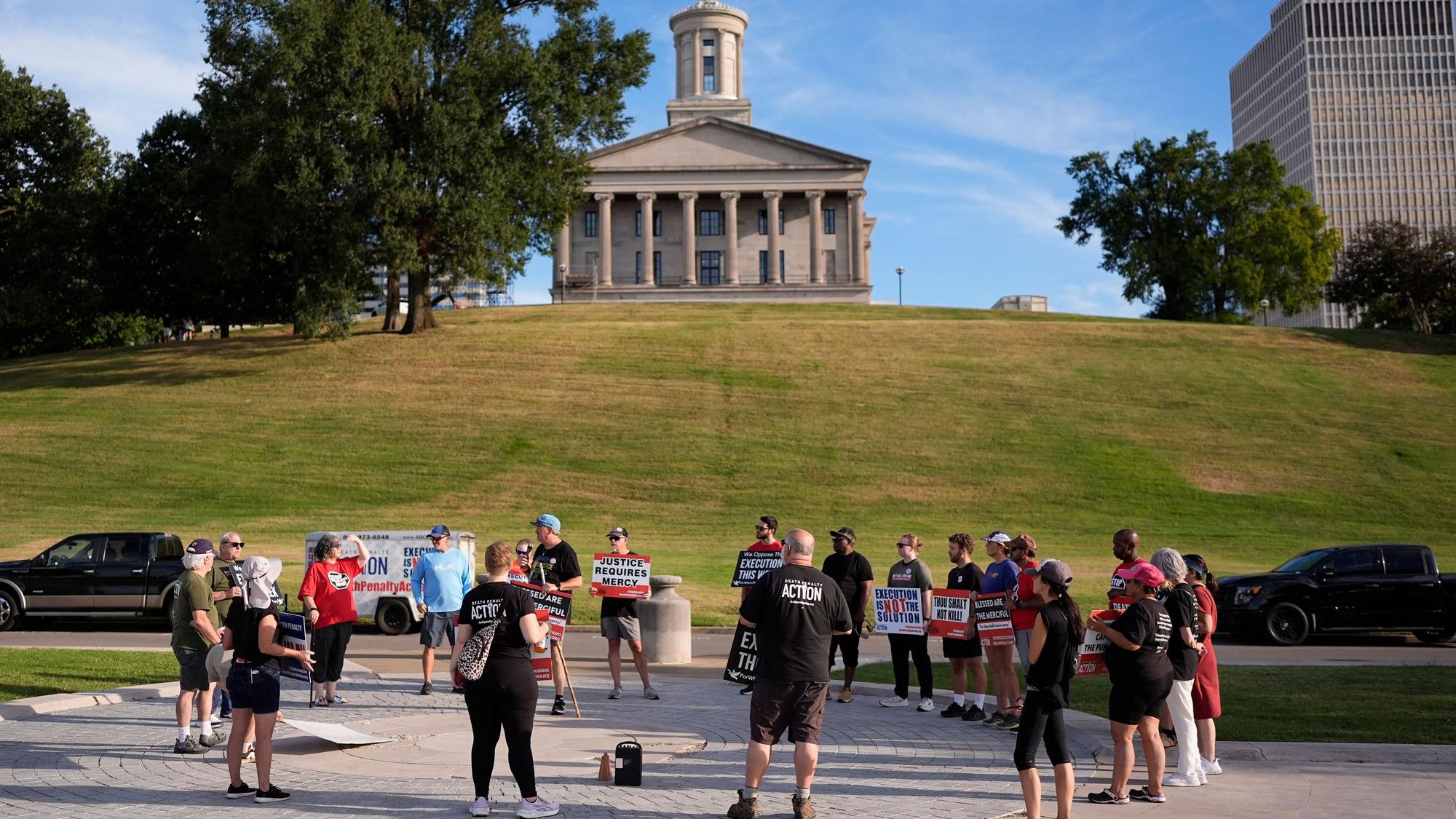 Menschen versammeln sich vor dem Tennessee State Capitol anlässlich einer „March 4 Mercy“-Demonstration gegen die Todesstrafe.