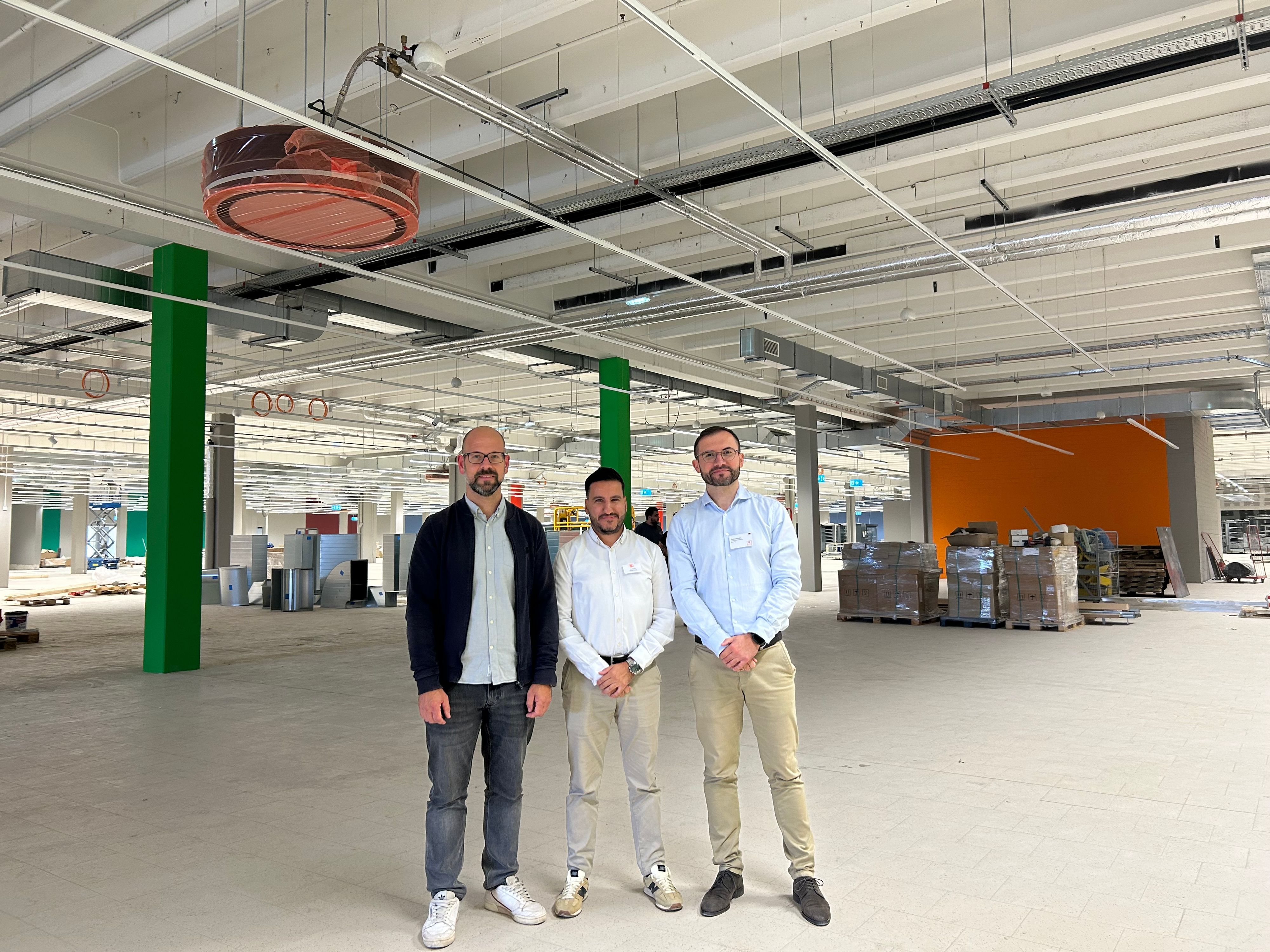 Nikola Markovic (v.l.), Khalid Echrif und Robert Kautza begleiten den Umbau des Kaufland-Marktes in Manfort.