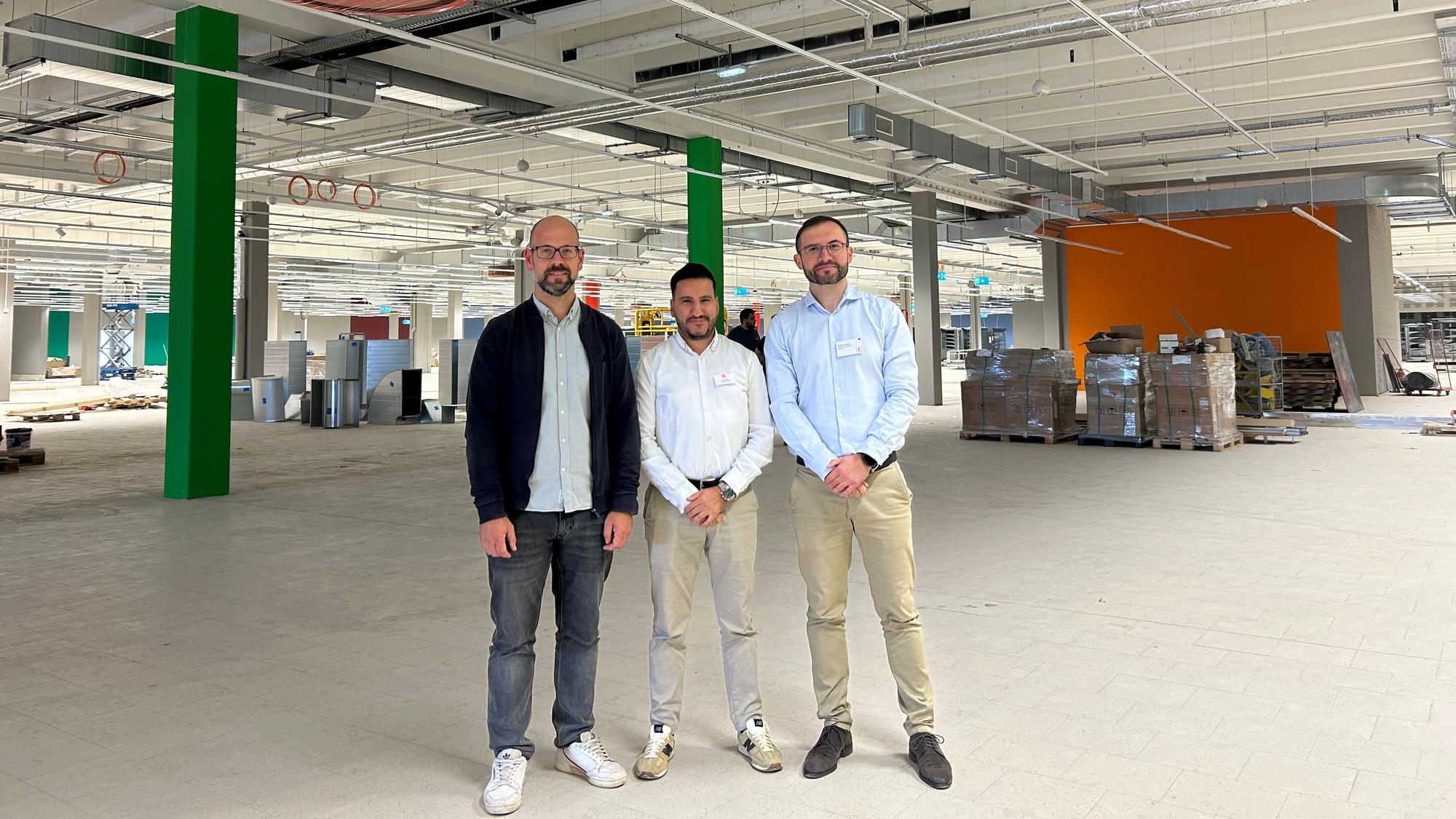 Nikola Markovic (v.l.), Khalid Echrif und Robert Kautza begleiten den Umbau des Kaufland-Marktes in Manfort.