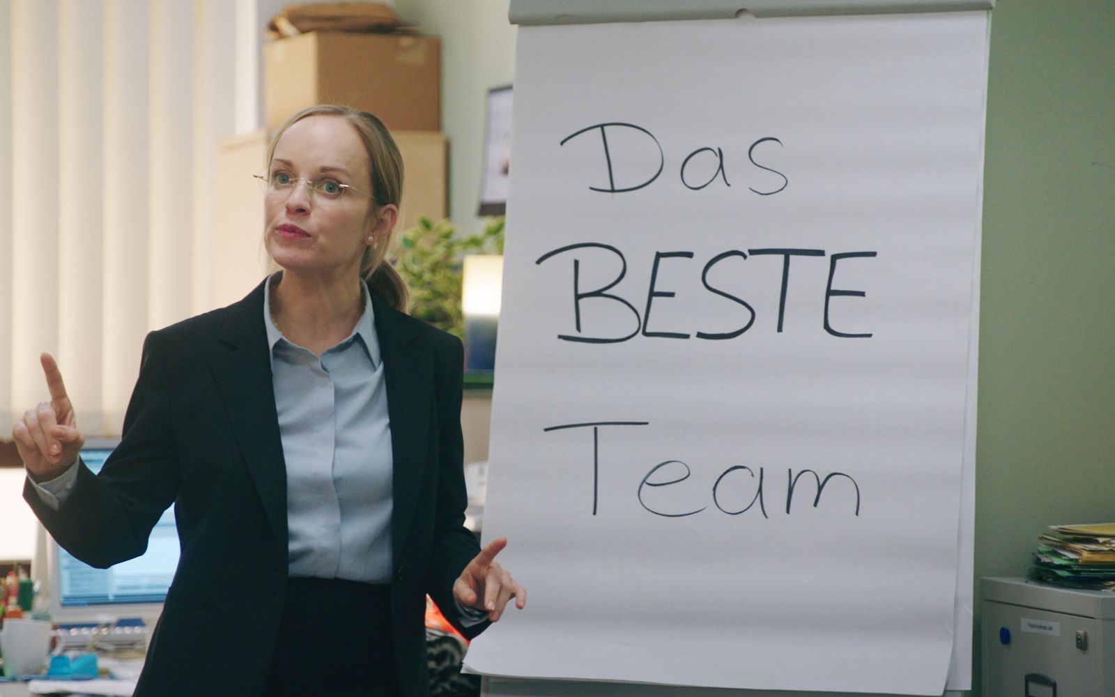 Ronja (Friederike Kempter) zwingt die Mitarbeiterinnen und Mitarbeiter im Bürgeramt  zu allerhand Teambuilding-Maßnahmen. (Bild: ZDF/Sofia Velasquez)