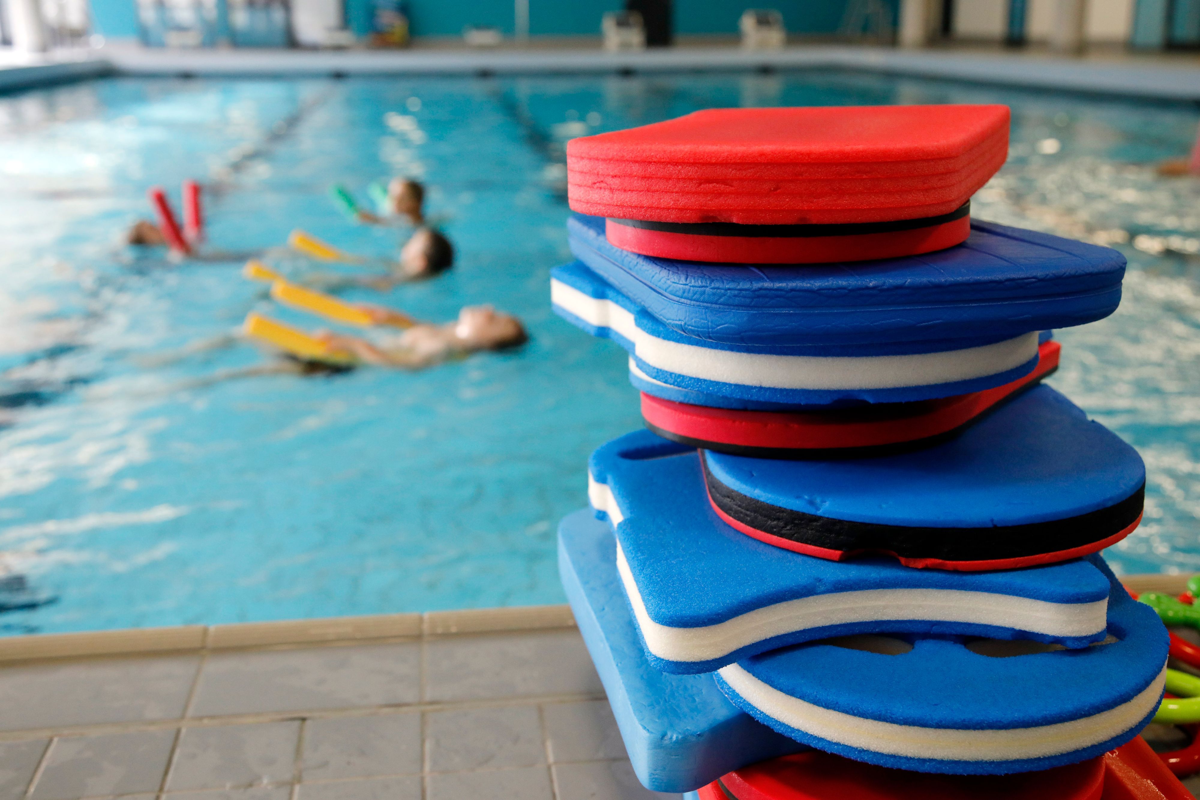 Schulkinder üben im Schwimmunterricht. (Symbolfoto)