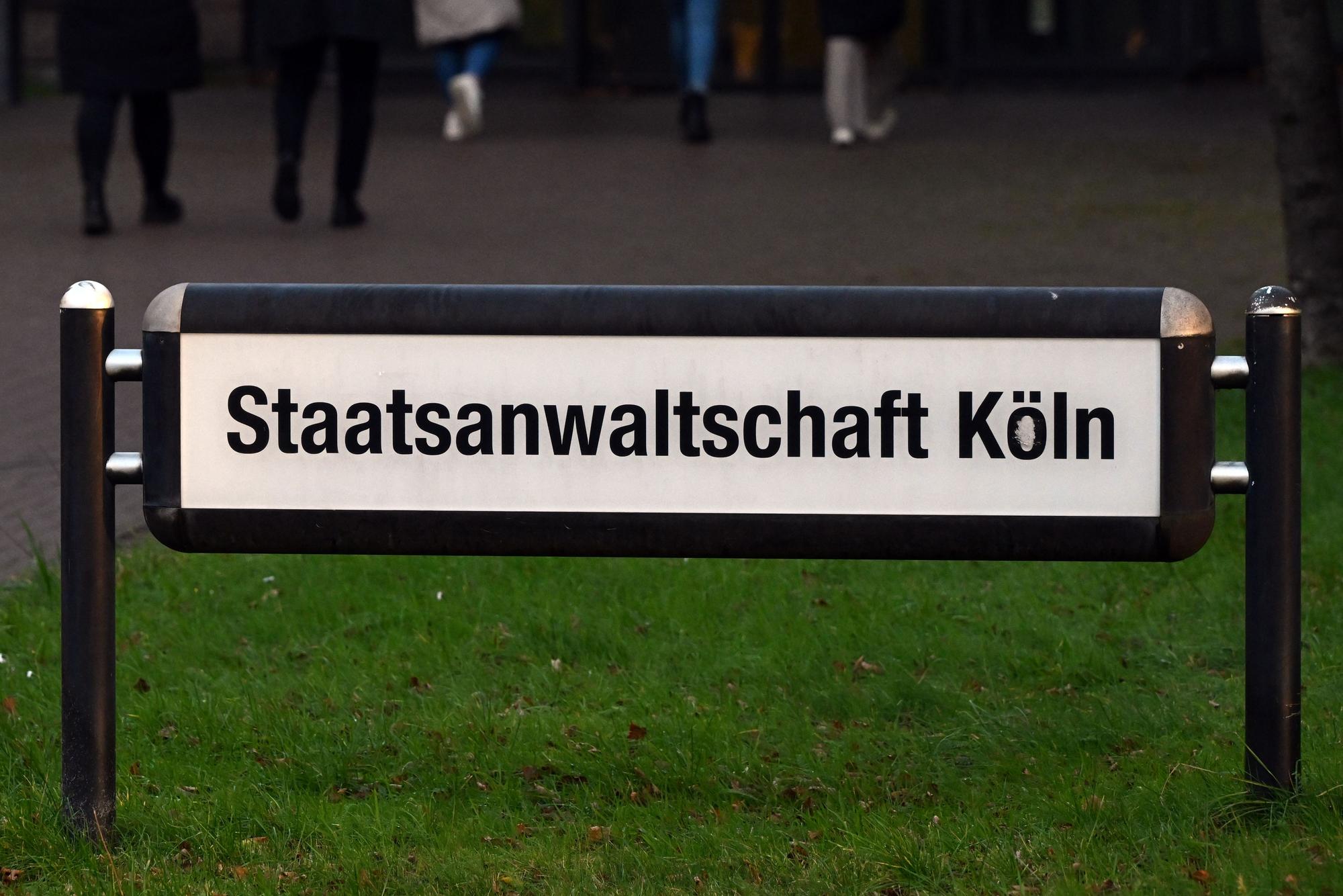 ARCHIV - 12.12.2023, Nordrhein-Westfalen, Köln: Ein Schild weist auf die Staatsanwaltschaft in Köln hin.