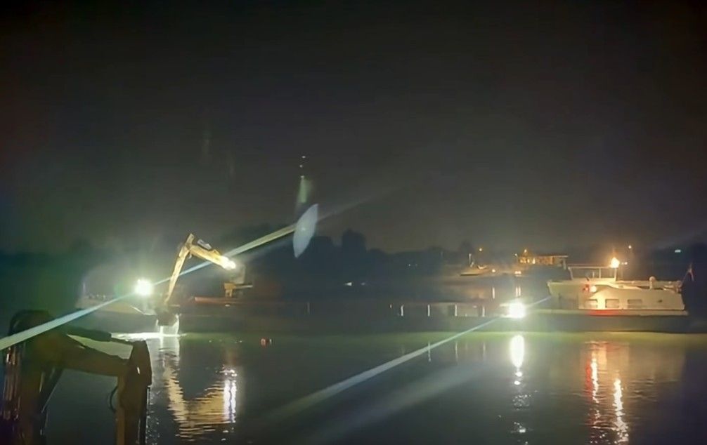 Sogar in der Nacht gingen die Arbeiten am Anleger der Mondorfer Rheinfähre weiter.