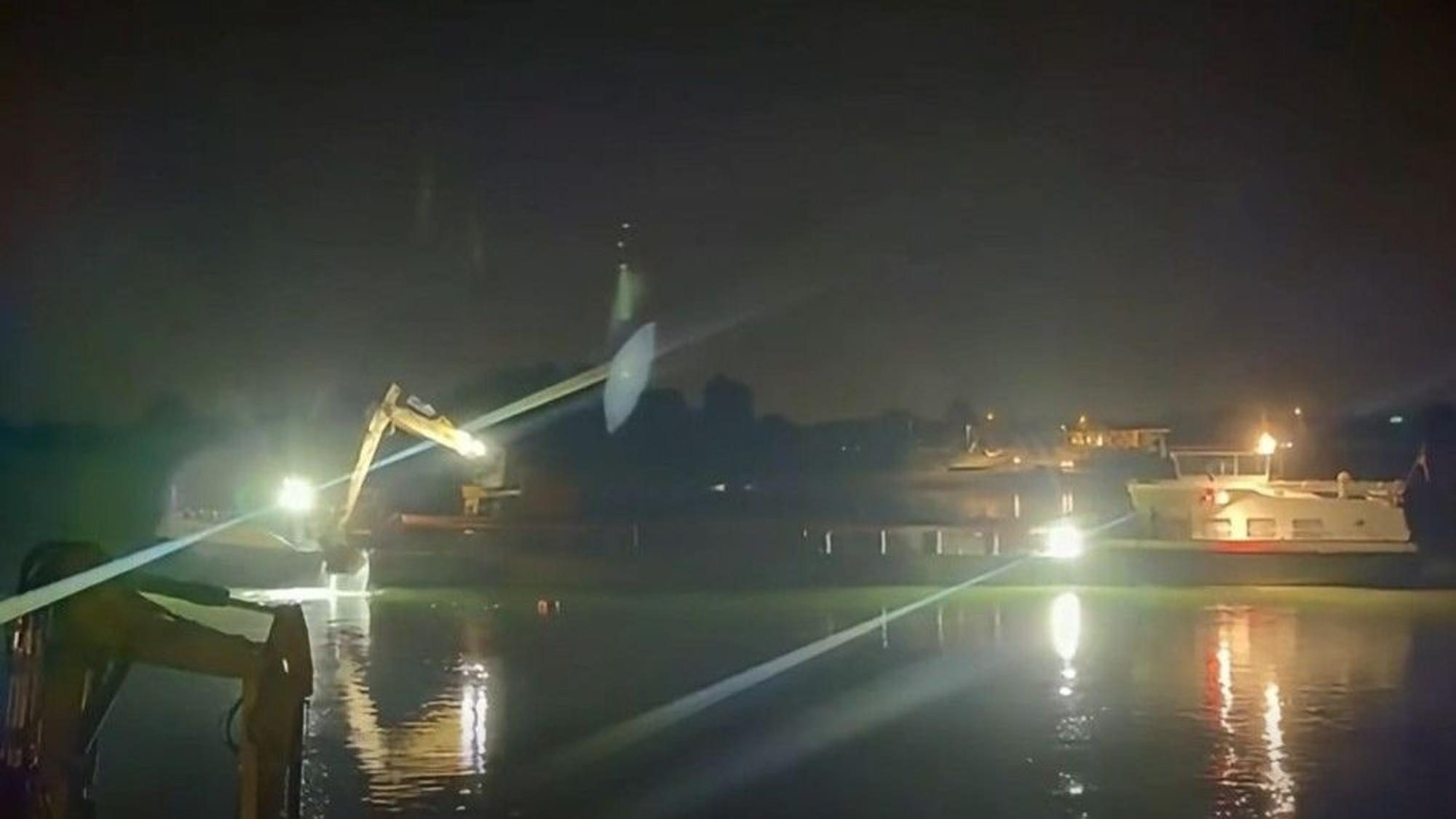 Sogar in der Nacht gingen die Arbeiten am Anleger der Mondorfer Rheinfähre weiter.