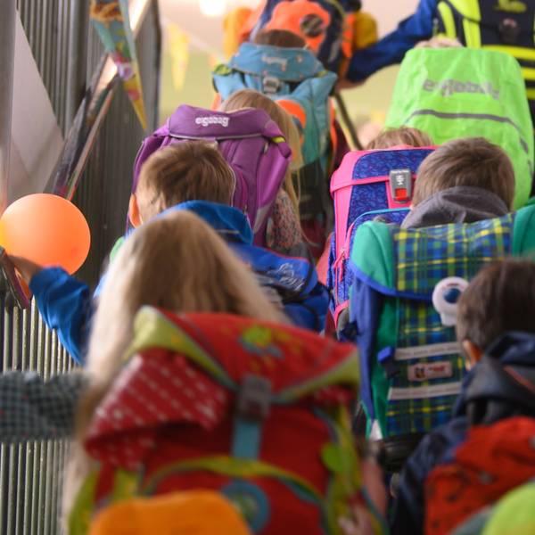 Grundschüler einer ersten Klasse begeben sich durchs Treppenhaus der Schule in ihr Klassenzimmer.