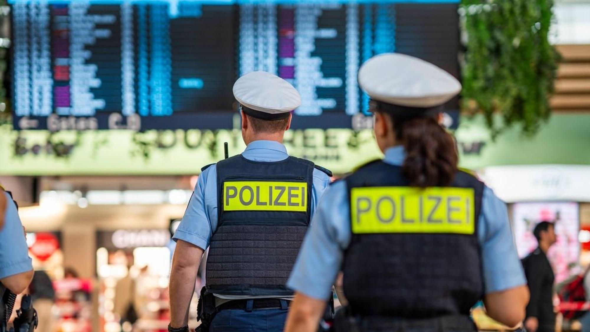 Bundespolizei findet gefälschte Identitätskarte am Flughafen Köln/Bonn.