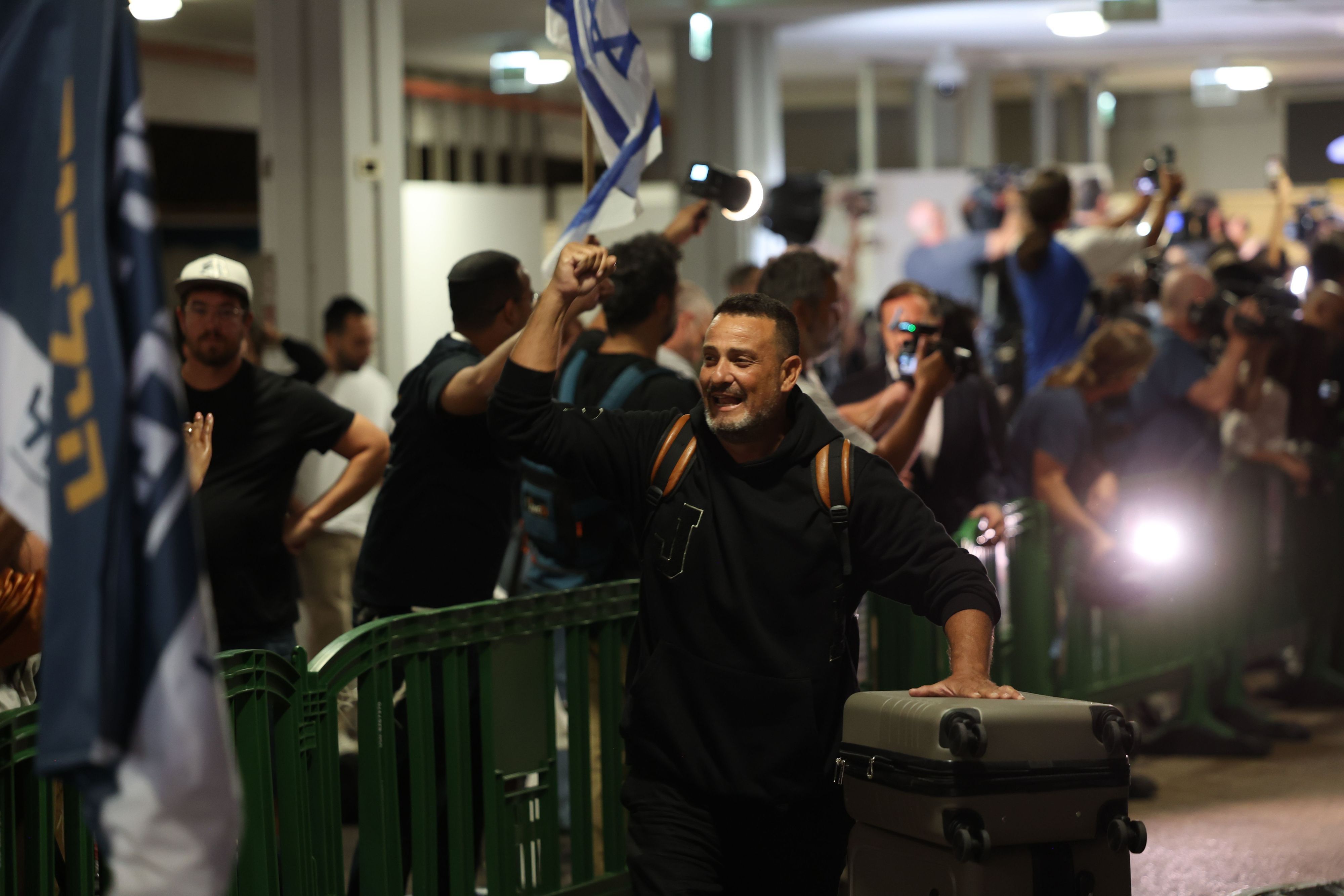30.09.2026, Israel, Tel Aviv: Israelische Passagiere, die sich an Bord eines FlyDubai-Flugzeugs befunden hatten, das in Saudi-Arabien notgelandet war, treffen am internationalen Flughafen Ben Gurion ein. Foto: Jamal Awad/dpa +++ dpa-Bildfunk +++