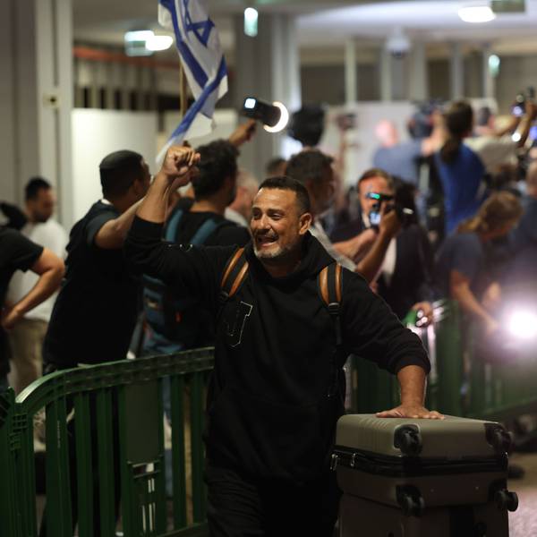 30.09.2026, Israel, Tel Aviv: Israelische Passagiere, die sich an Bord eines FlyDubai-Flugzeugs befunden hatten, das in Saudi-Arabien notgelandet war, treffen am internationalen Flughafen Ben Gurion ein. Foto: Jamal Awad/dpa +++ dpa-Bildfunk +++
