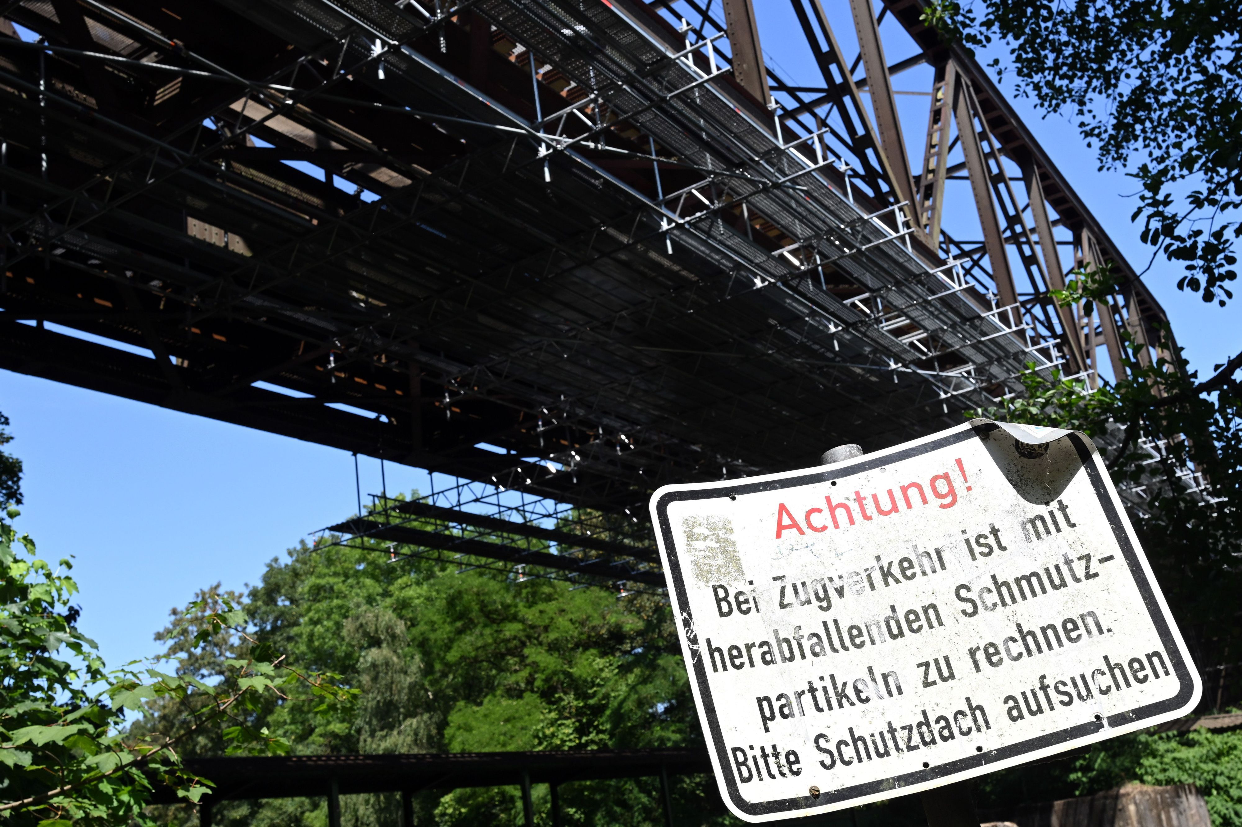 Eine Eisenbahnbrücke führt über die Wupper. Am letzten Tag der Generalsanierung fiel auf, dass eine Brücke marode ist. Es gebe einen Schaden an einem tragenden Bauteil der Brücke über die Wupper, teilte die Bahn mit. Aus Sicherheitsgründen sei deshalb eines der beiden Gleise gesperrt worden.