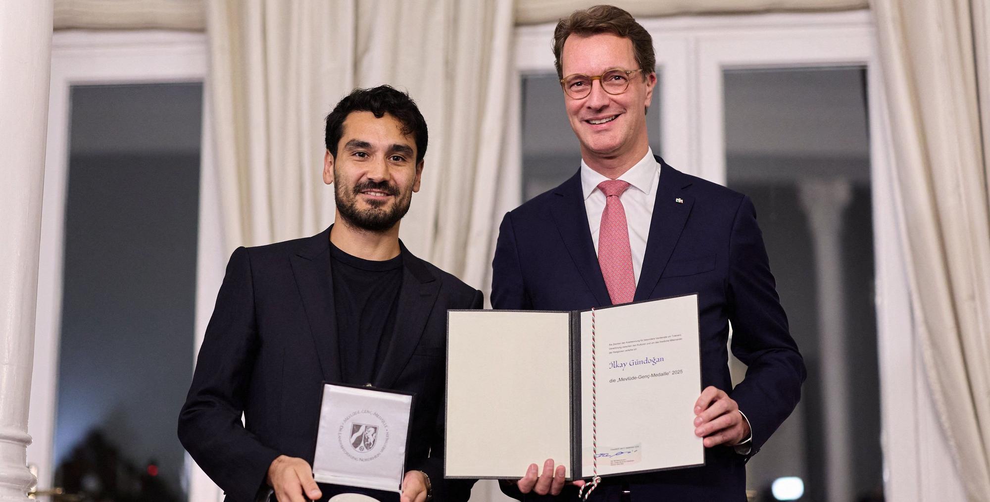 Hendrik Wüst (CDU) zeichnet Ilkay Gündogan, ehemaliger Kapitän der Deutschen Fußballnationalmannschaft, in der Sommerresidenz der Deutschen Botschaft in Istanbul mit der Mevlüde-Genç-Medaille aus.