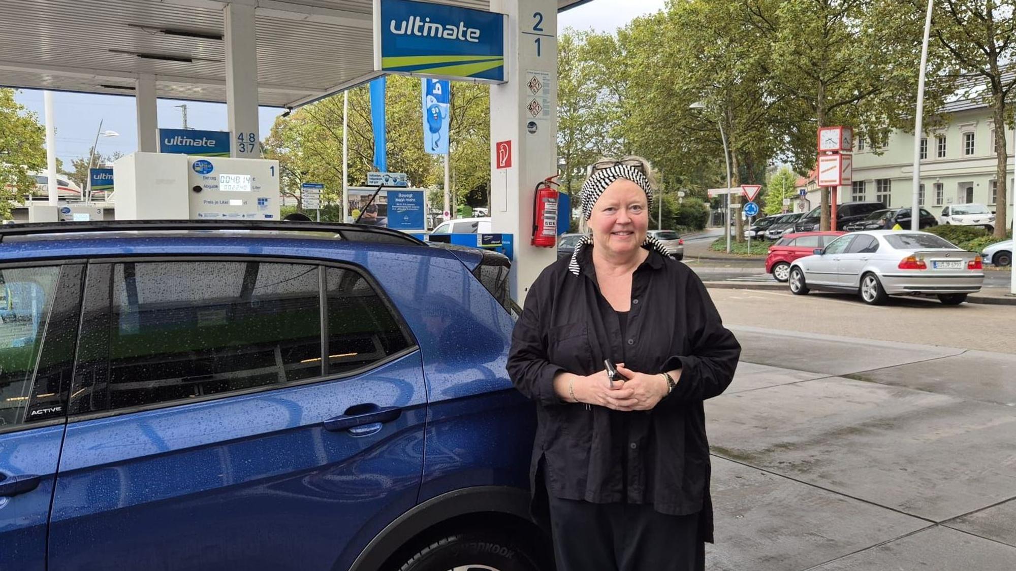 Frau Nussbaumer an der Aral-Tankstelle in Siegburg.