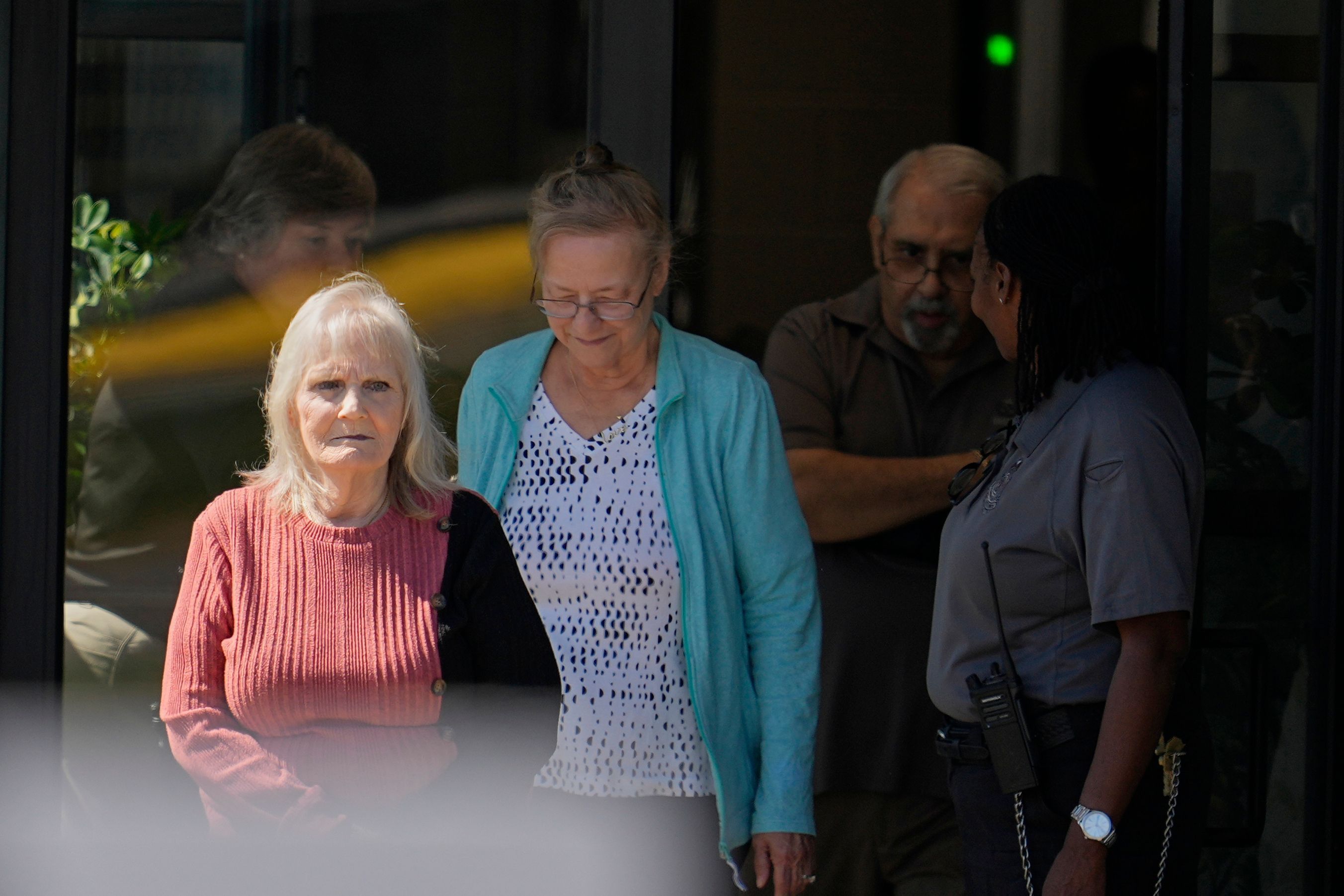 May Martinez (l), Mutter des Mordopfers Colleen Slemmer, verlässt die Riverbend Maximum Security Institution während einer Aussetzung der geplanten Hinrichtung von Christa Pike in Nashville.