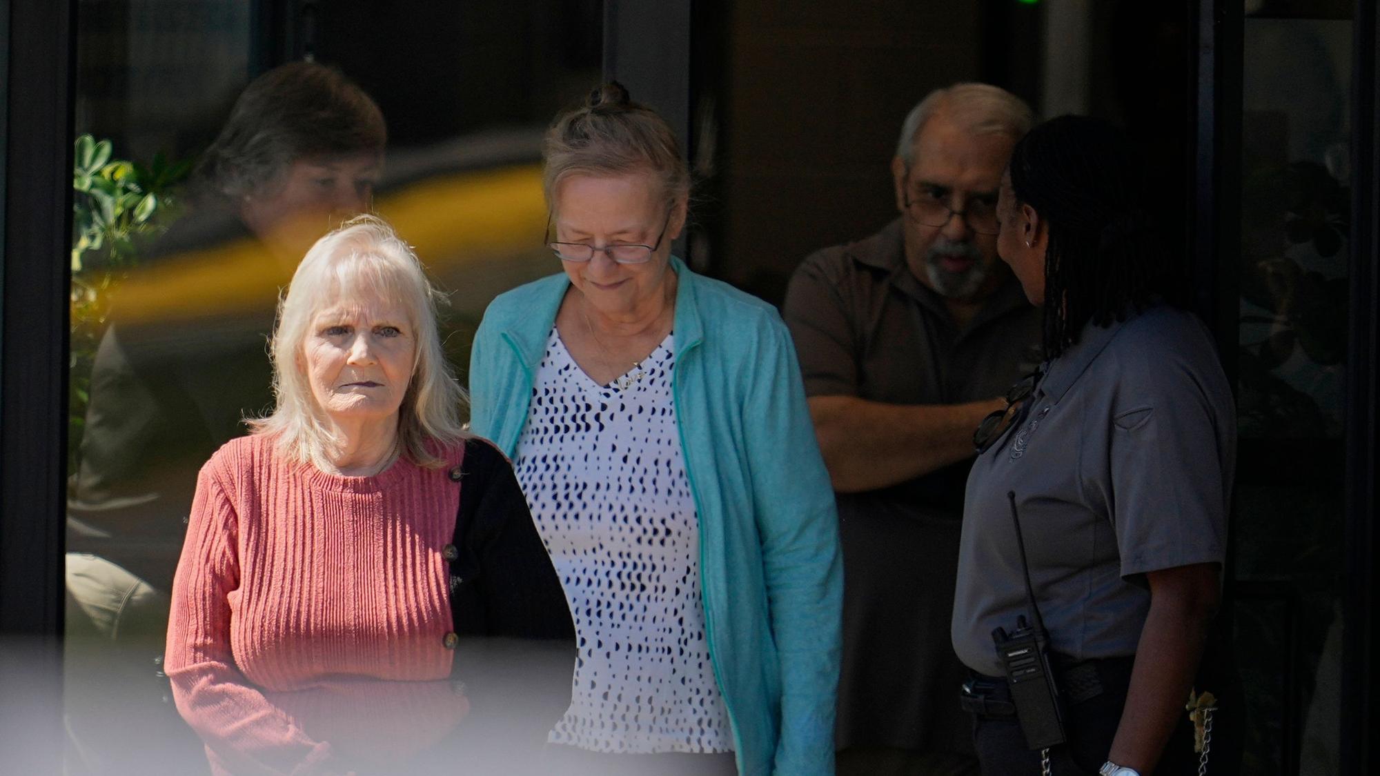 May Martinez (l), Mutter des Mordopfers Colleen Slemmer, verlässt die Riverbend Maximum Security Institution während einer Aussetzung der geplanten Hinrichtung von Christa Pike in Nashville.