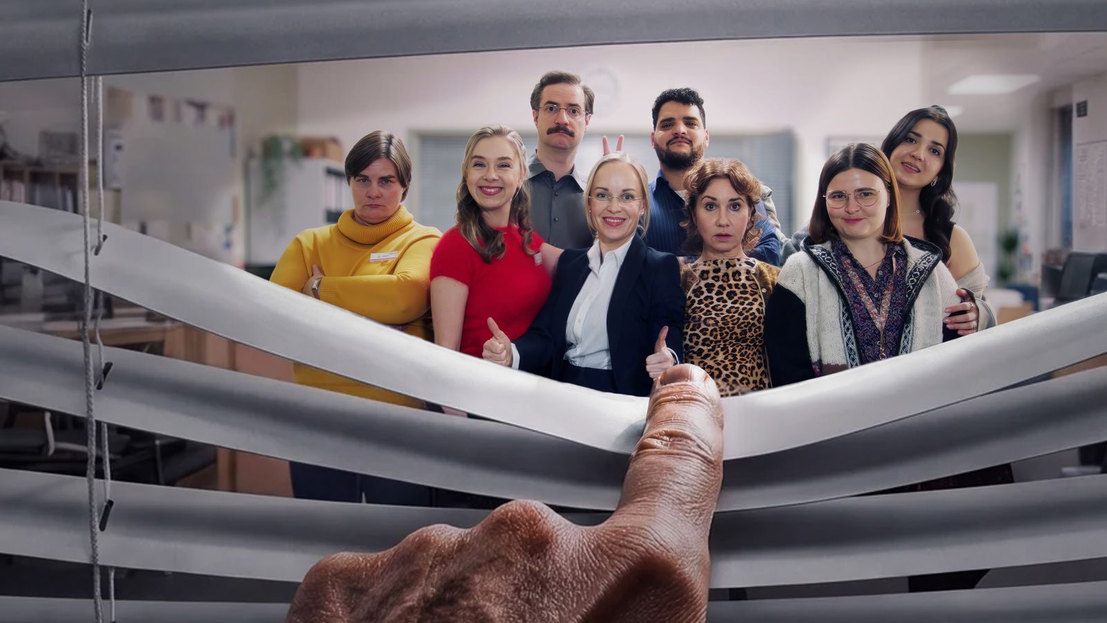 Im Bürgeramt Berlin-Tiergarten-Mitte-West geht es in der neuen Comedyserie „Nine to Five - Das Amt“ chaotisch und lustig zu. (Bild: ZDF/Lutz Lemke /[M] Dardan Sejdija)