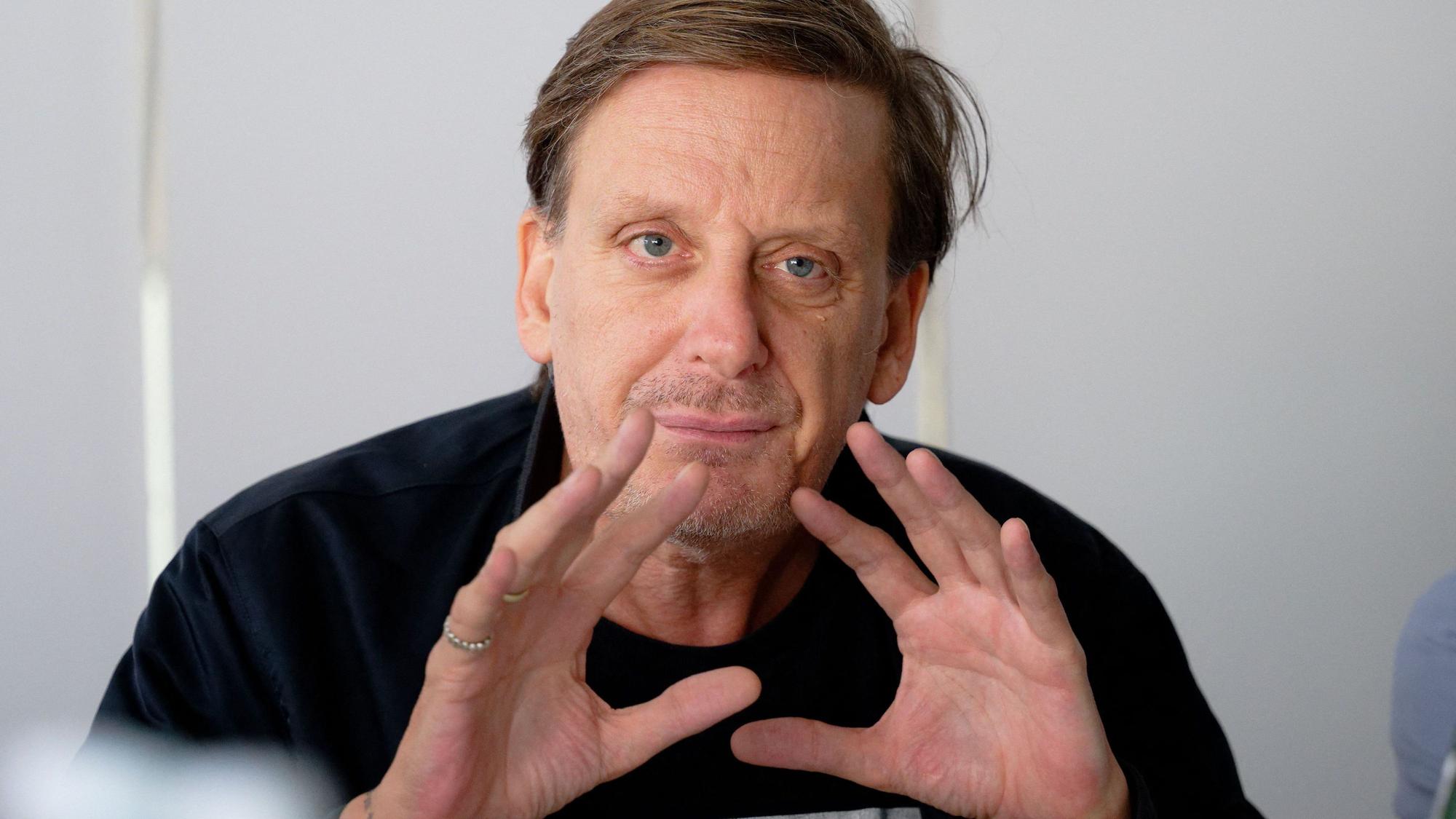 24.09.2026, Nordrhein-Westfalen, Köln: Kay Voges, Intendant des Schauspiels Köln, spricht bei einem Pressegespräch zu möglichen technischen Problemen kurz vor der Wiedereröffnung der Oper in Köln. Foto: Henning Kaiser/dpa +++ dpa-Bildfunk +++